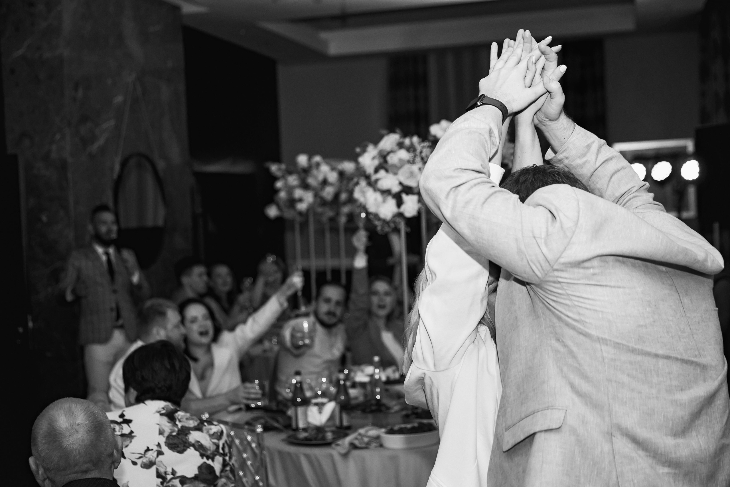 Свадьба в Красной Поляне от TWINS STUDIO в окружении гор. ТВИНС СТУДИО — лучшие свадебные фотографы и видеографы в Краснодаре