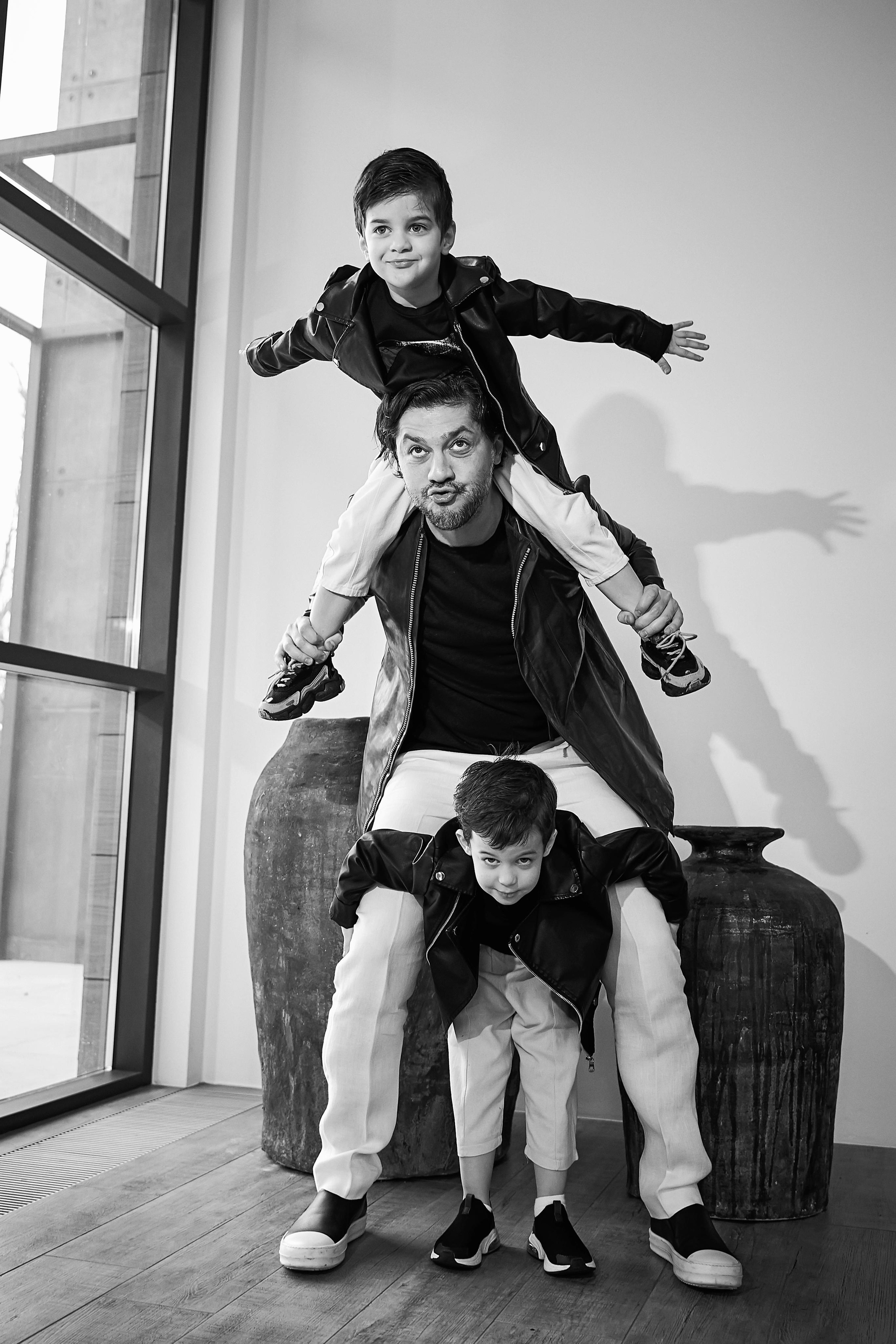 Самир Азарян и «три торнадо» Семейная фотосъёмка от Твинс Студио. ТВИНС СТУДИО — лучшие свадебные фотографы и видеографы в Краснодаре