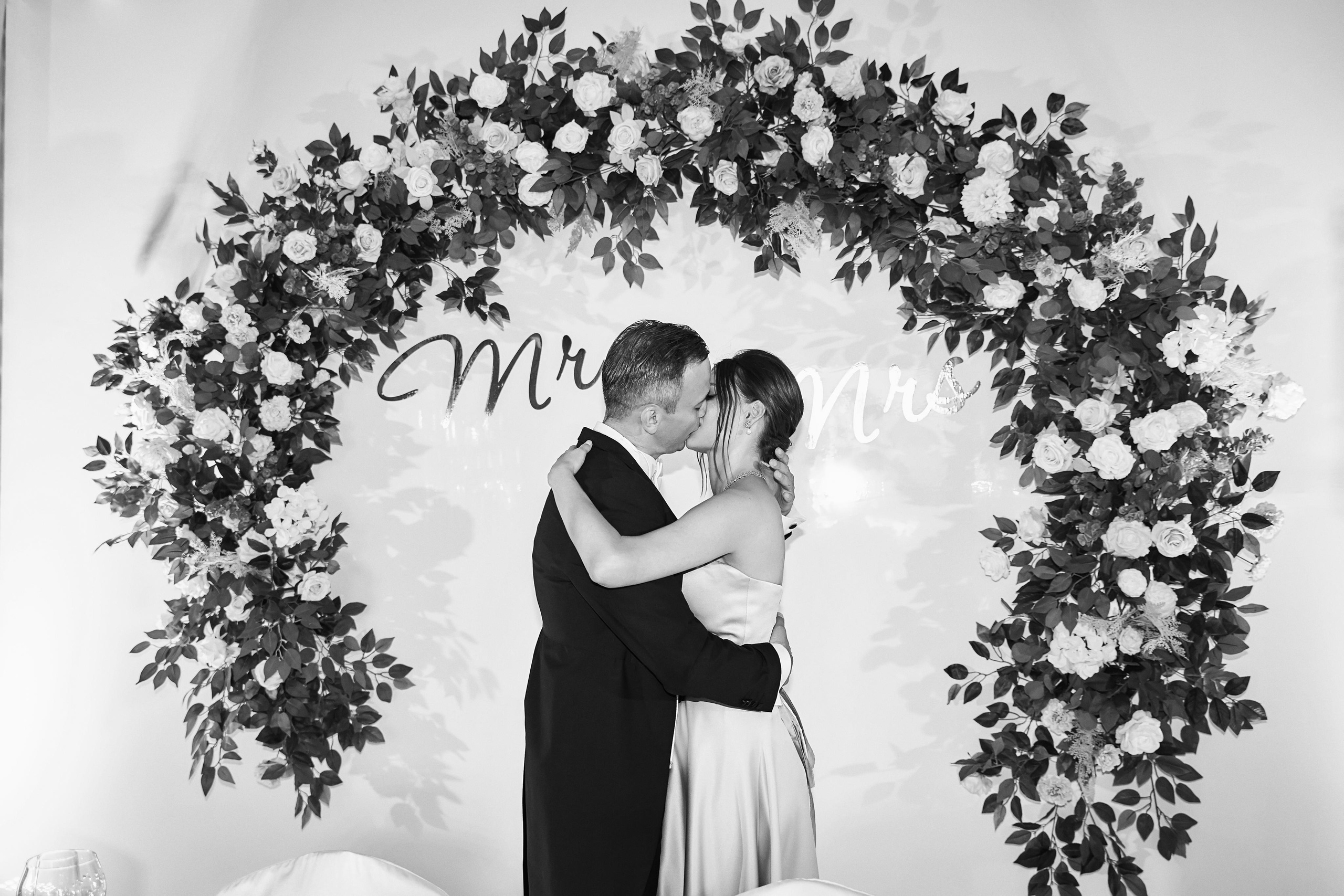 Прогулка на яхте в день свадьбы вместе с фото и видео Твинс Студио. ТВИНС СТУДИО — лучшие свадебные фотографы и видеографы в Краснодаре