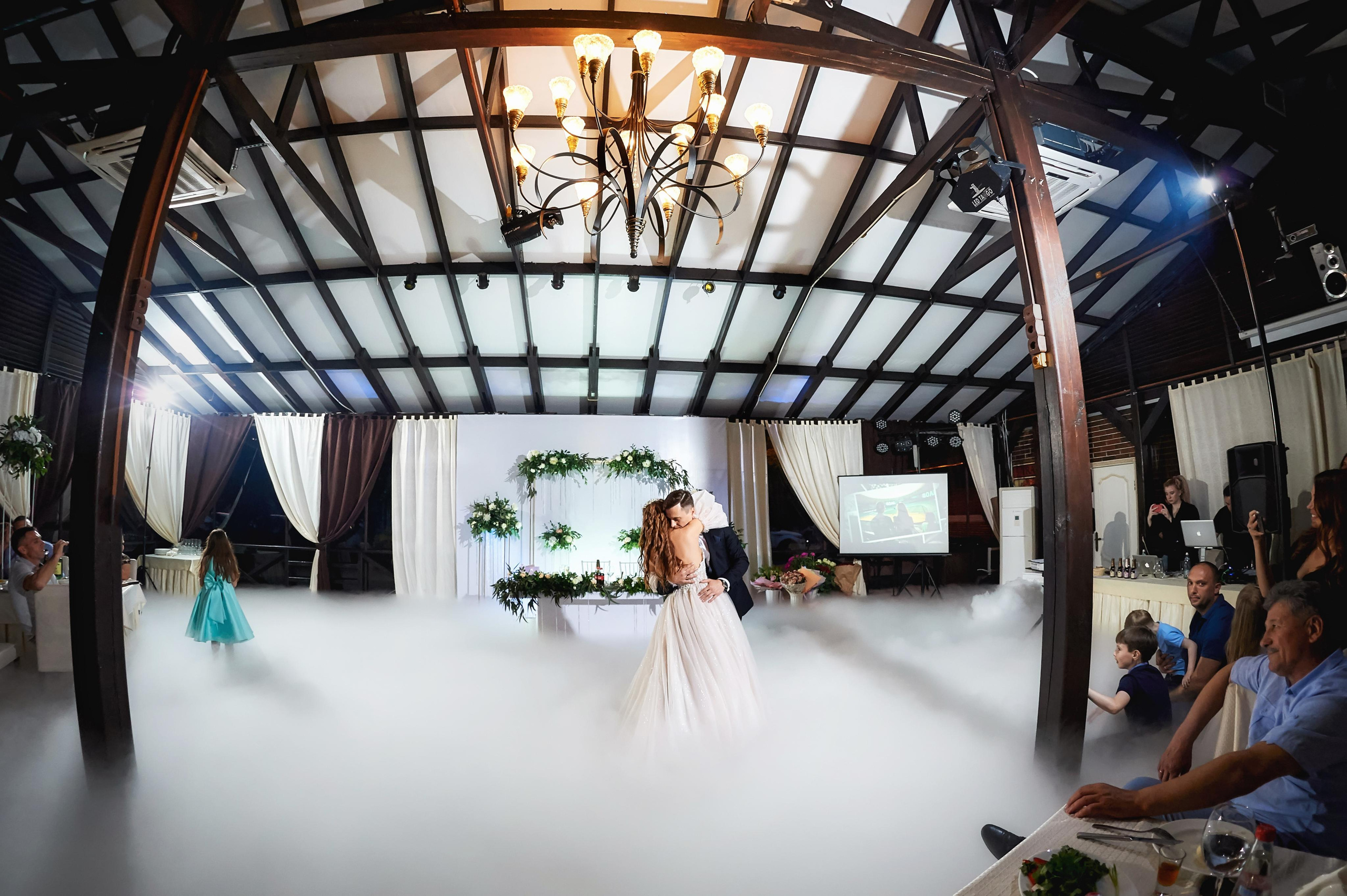 Камерная свадьба в фотостудии, парке Галицкого и Екатерининском загсе. ТВИНС СТУДИО — лучшие свадебные фотографы и видеографы в Краснодаре