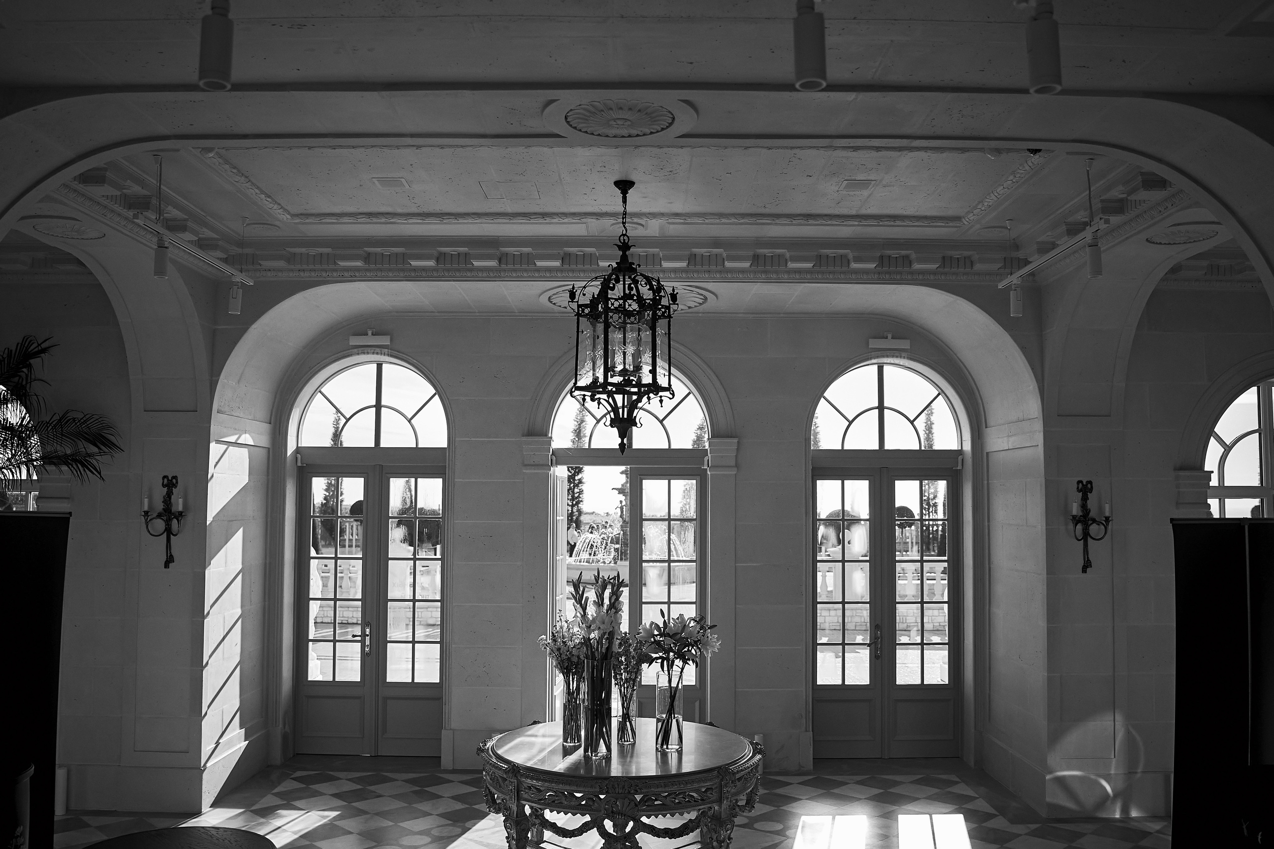 Красивая выездная регистрация в «Шато Де Талю» винодельня в Геленджике. ТВИНС СТУДИО — лучшие свадебные фотографы и видеографы в Краснодаре