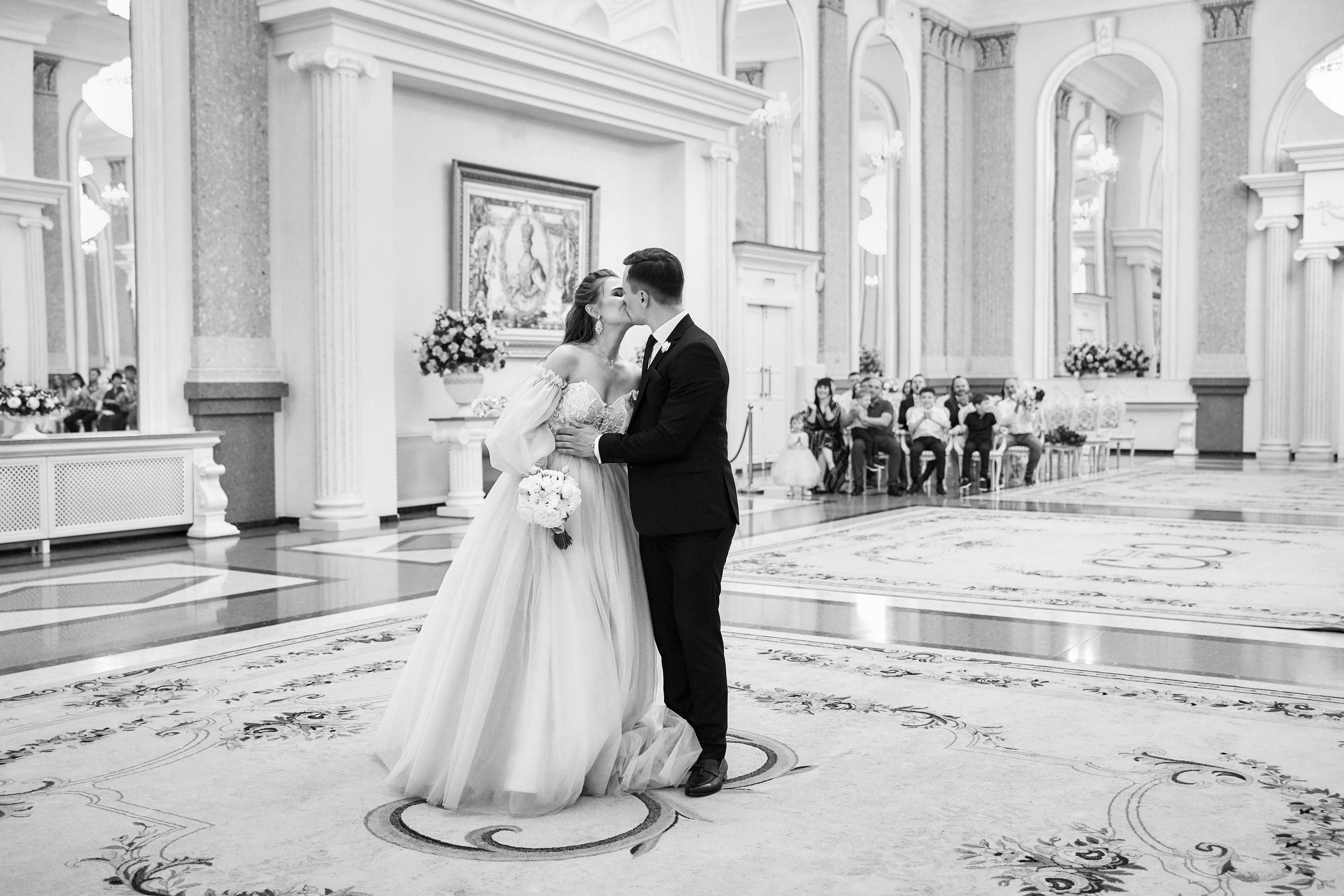 Камерная свадьба в фотостудии, парке Галицкого и Екатерининском загсе. ТВИНС СТУДИО — лучшие свадебные фотографы и видеографы в Краснодаре