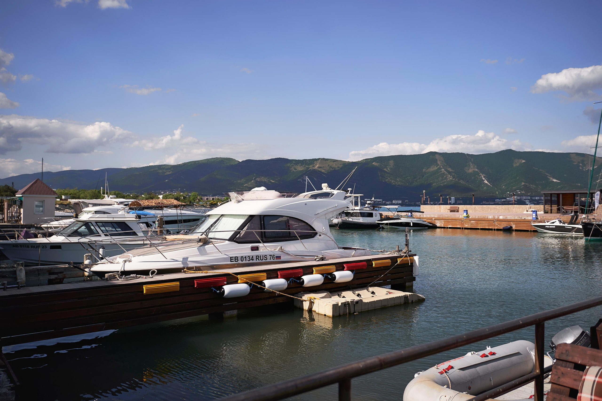Прогулка на яхте в день свадьбы вместе с фото и видео Твинс Студио. ТВИНС СТУДИО — лучшие свадебные фотографы и видеографы в Краснодаре