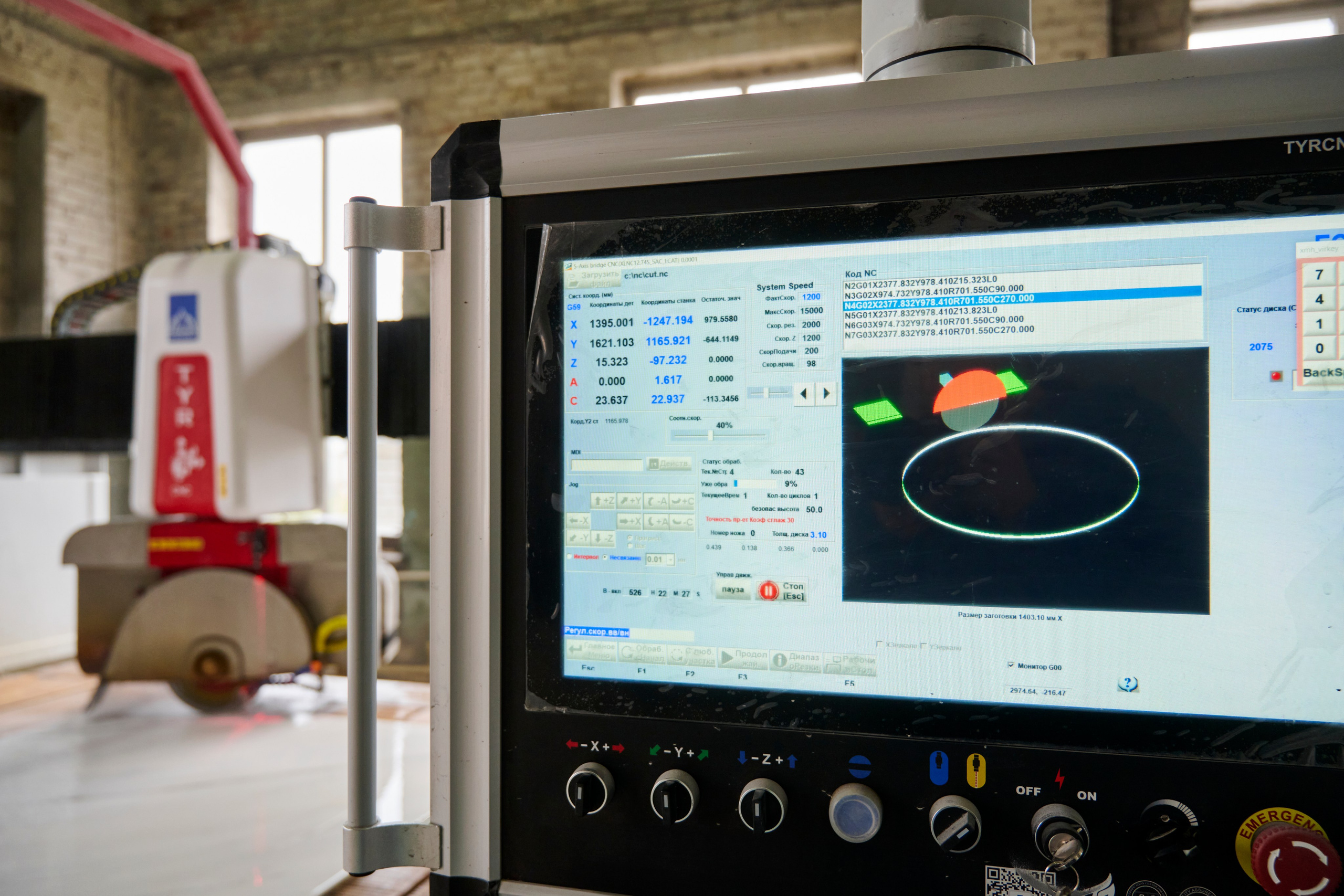 Экран станка с чертежом, управление программой резки