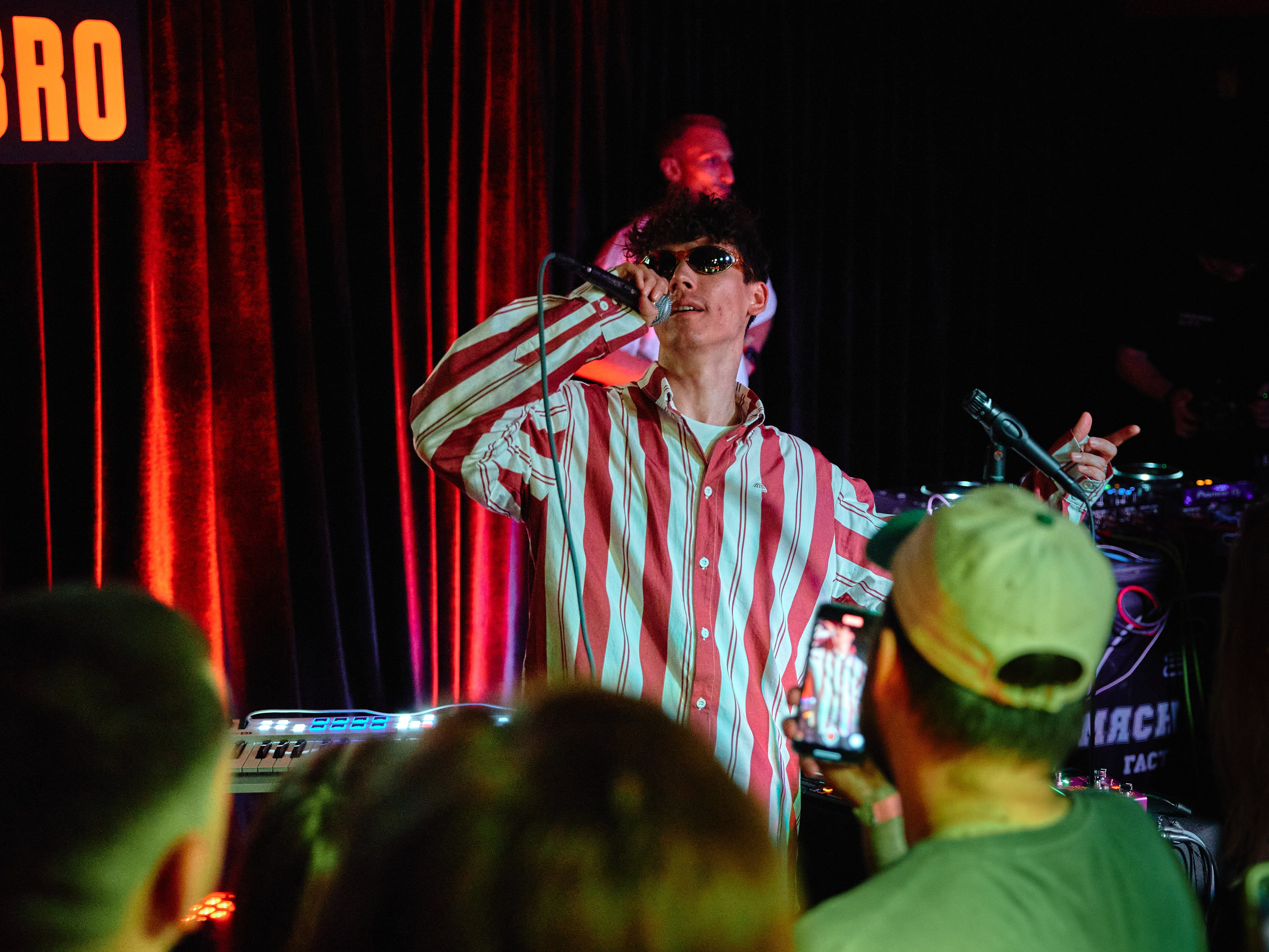 Фото с выступления Антоха MC в Анапе в баре "Мясной бро". Репортажная фотосъемка в Анапе.