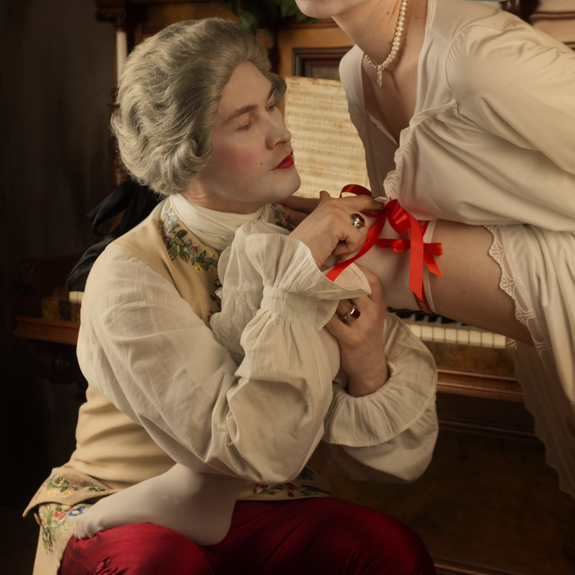 Мужчина в парике гладит женскую ногу. Будуарный фотограф в Хабаровске.