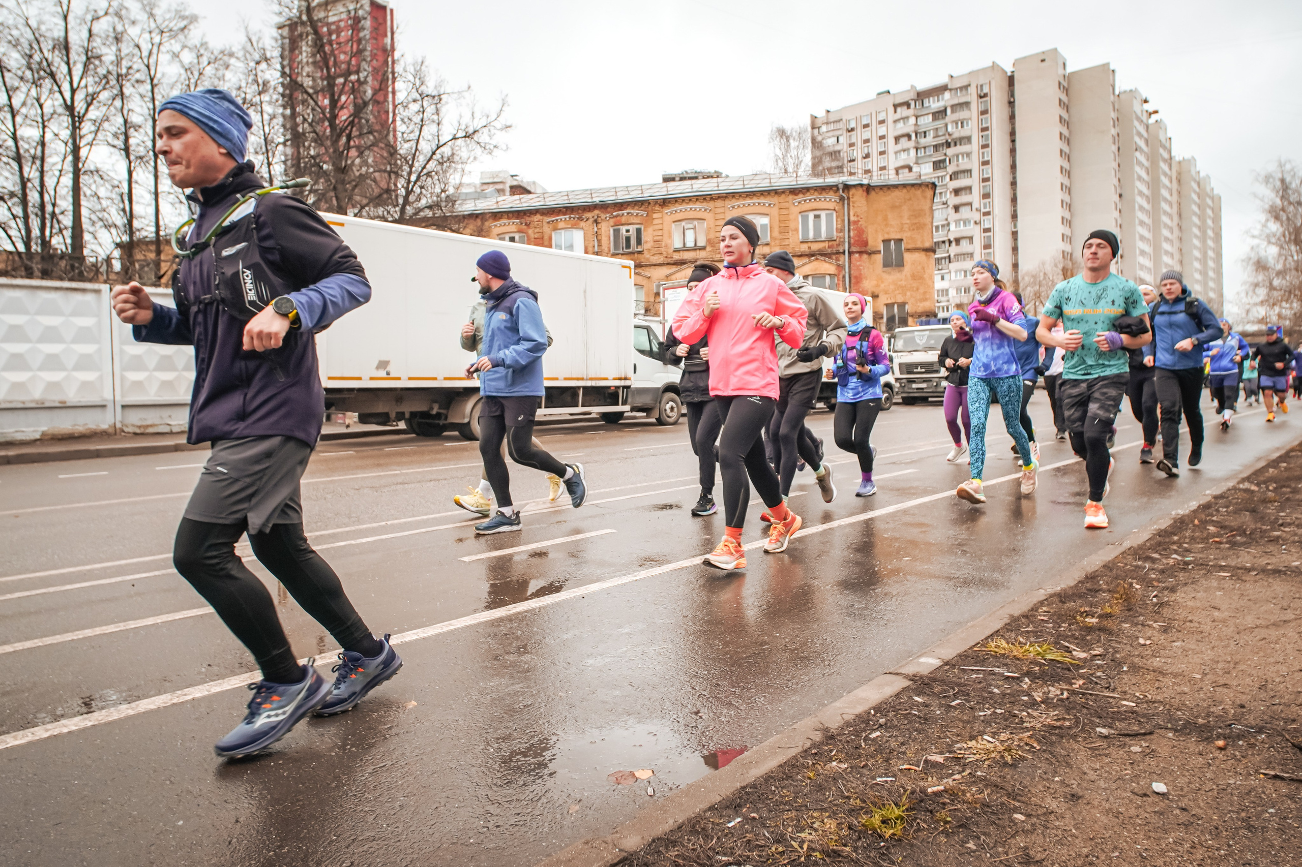 #марафонудома #яuzarun 2024 2-я петля, группа 6:30. Роман Капилюшов. Бег. Фото. Видео. г. Люберцы