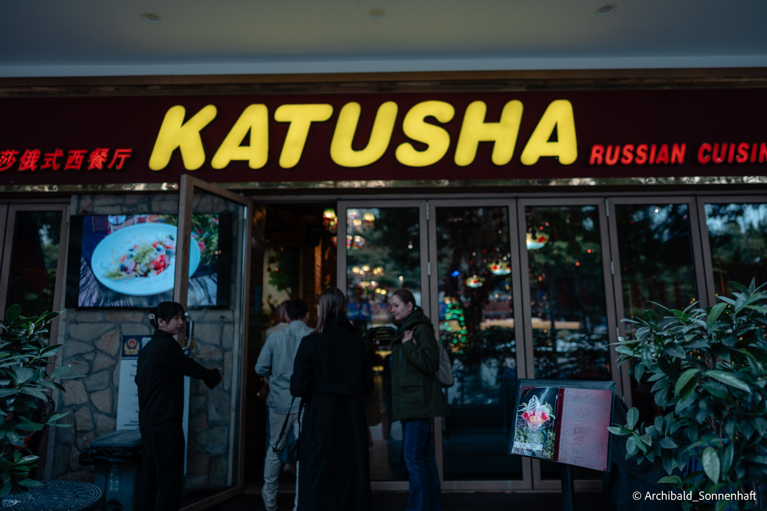 Walking in GZ, sunday. Photographer in Guangzhou, China. Archibald Sonnenhaft