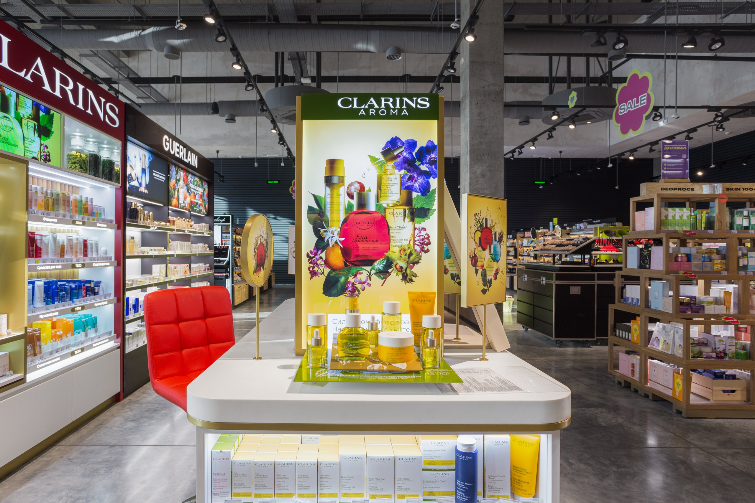 Коронер Clarins в «Золотом яблоке» в ТРЦ «Планета». Интерьерный фотограф и ретушер в Красноярске Денис Антропов