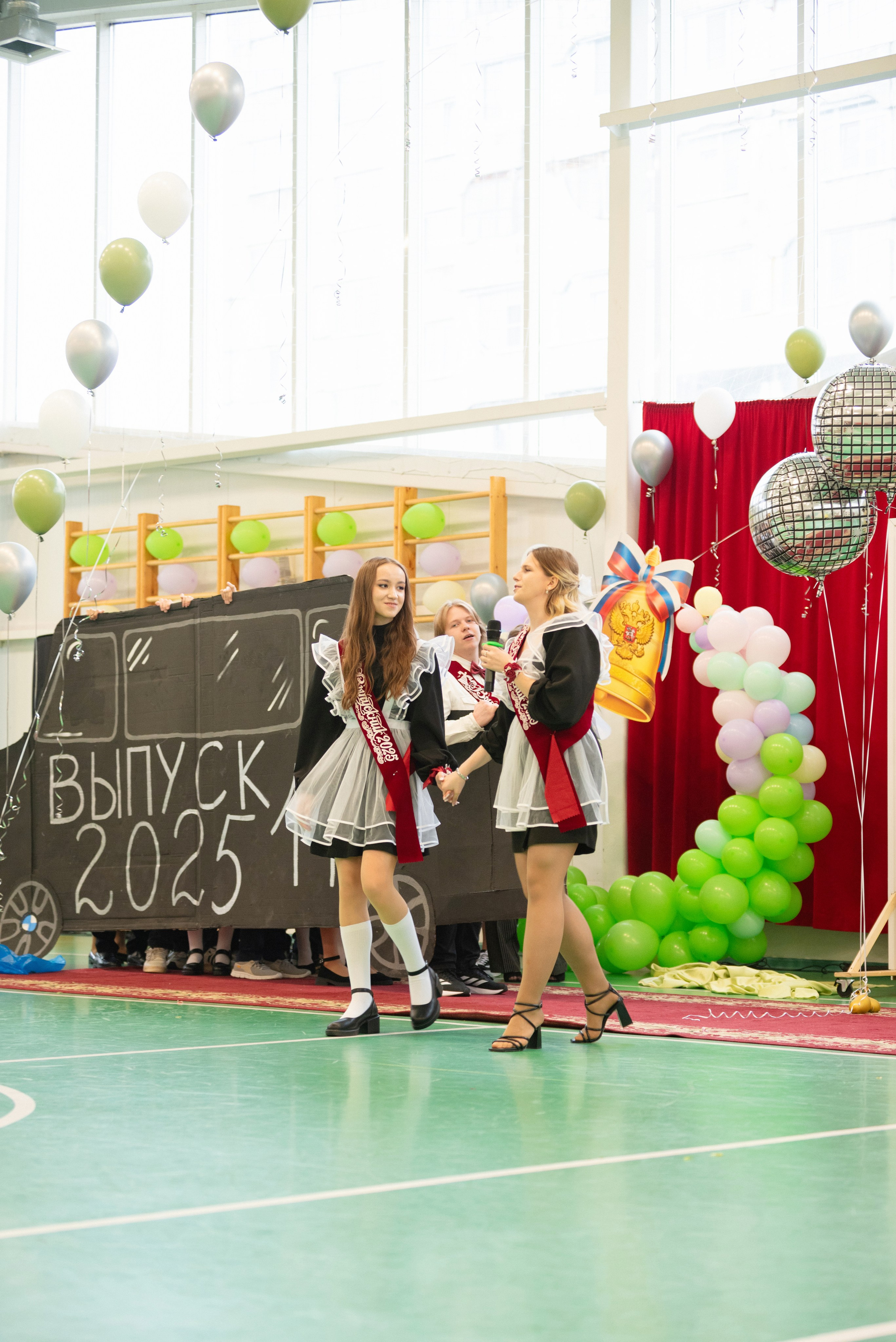 Съёмка выпускного в школе для 11 класса в Сургуте от профессионального школьного фотографа
