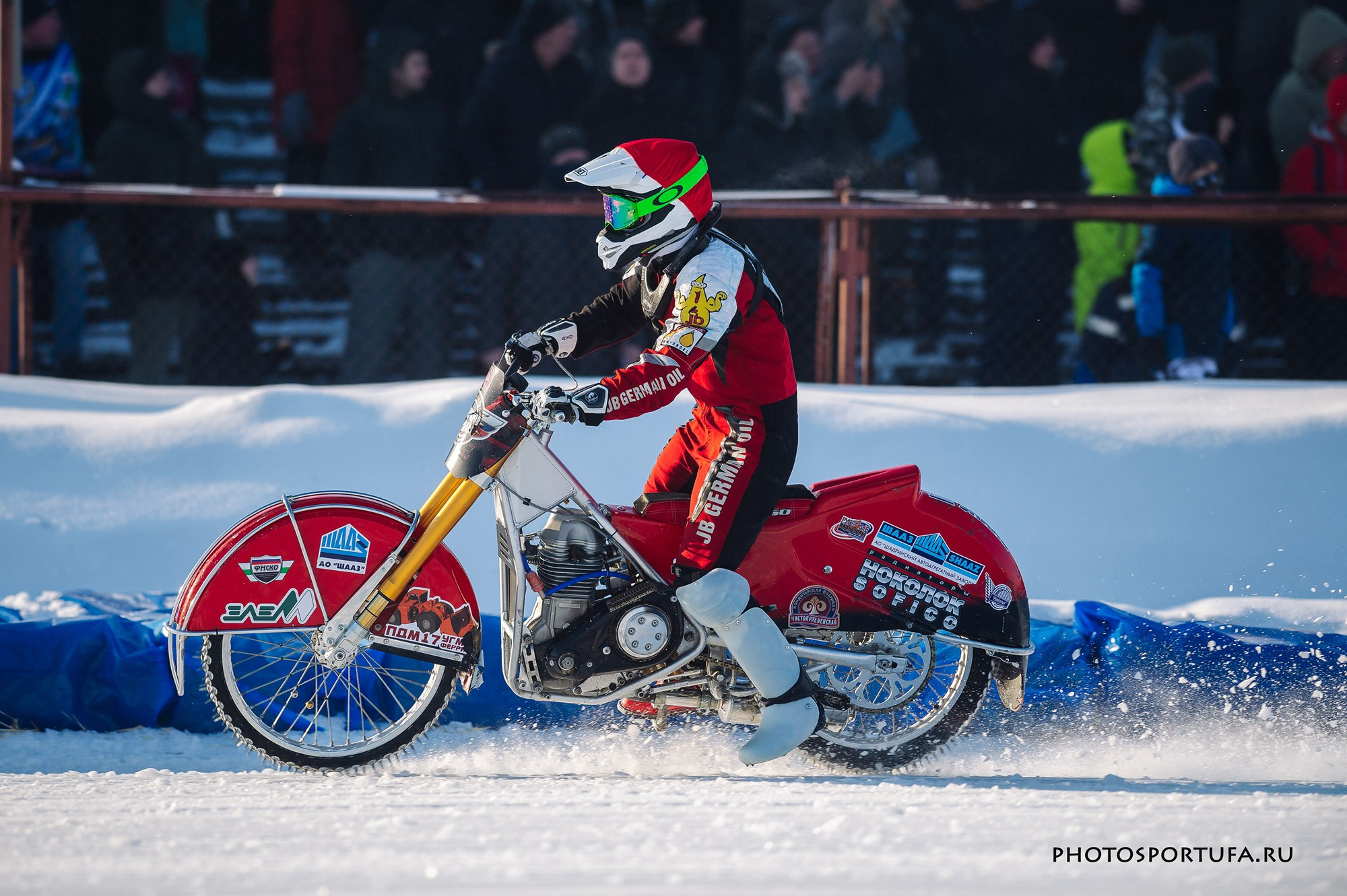 Мотогонку на льду. Спортивный фотограф в Уфе Евгений Буров