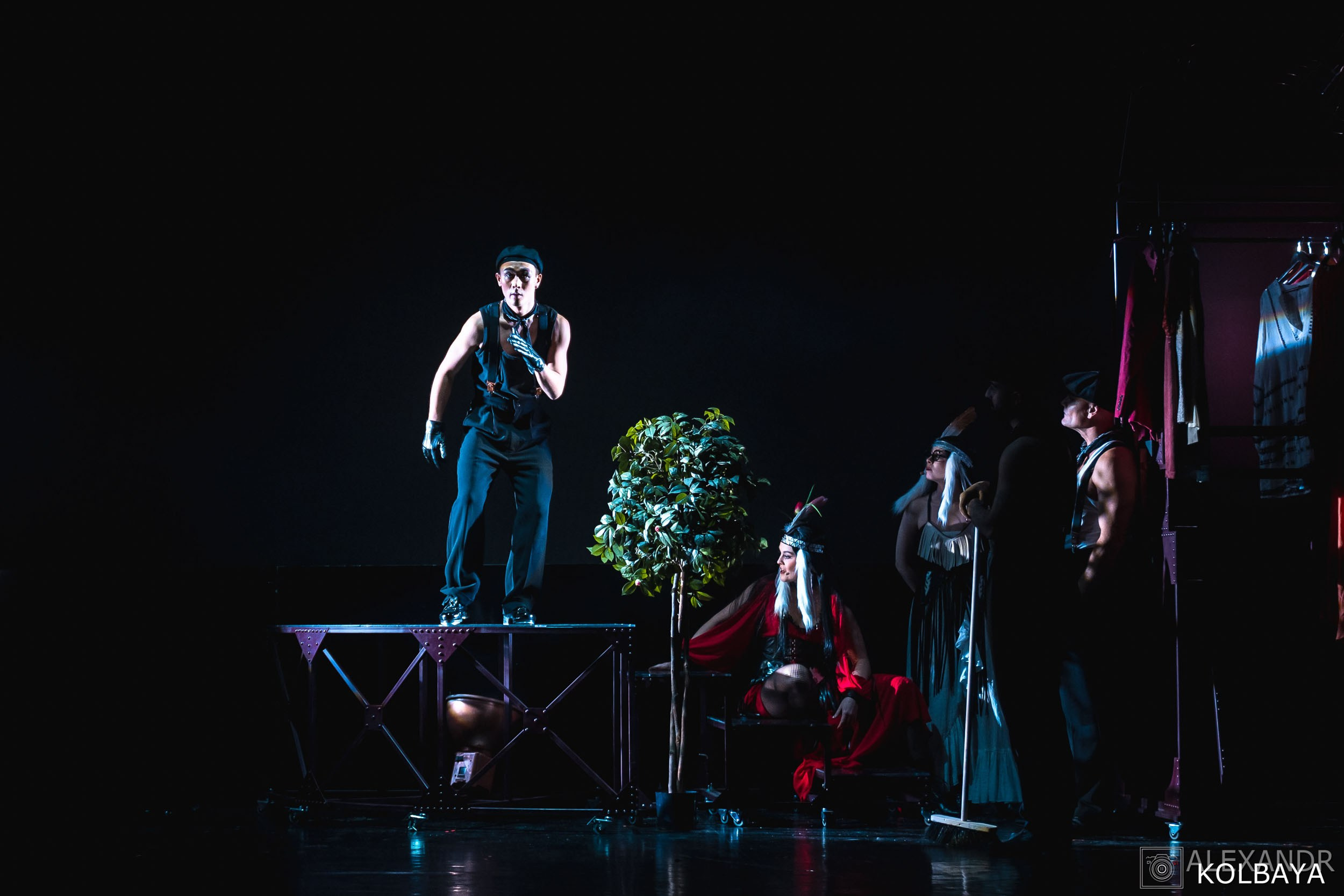 Фотографии со спектакля «Привет, я тетя Чарли». Концертный и театральный репортажный фотограф в Москве Александр Колбая