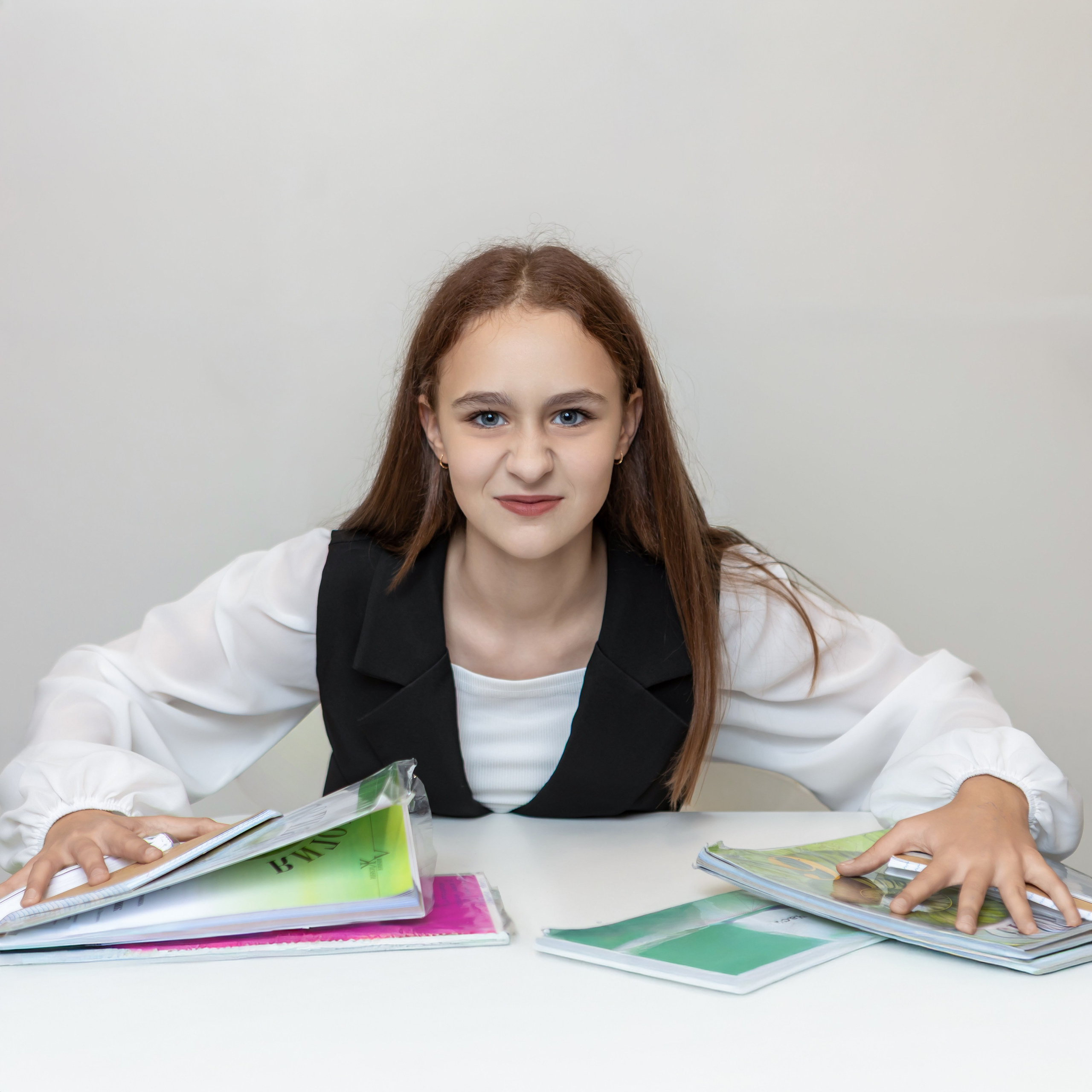 Девочка за партой с учебниками, школьная фотосессия, портрет школьницы