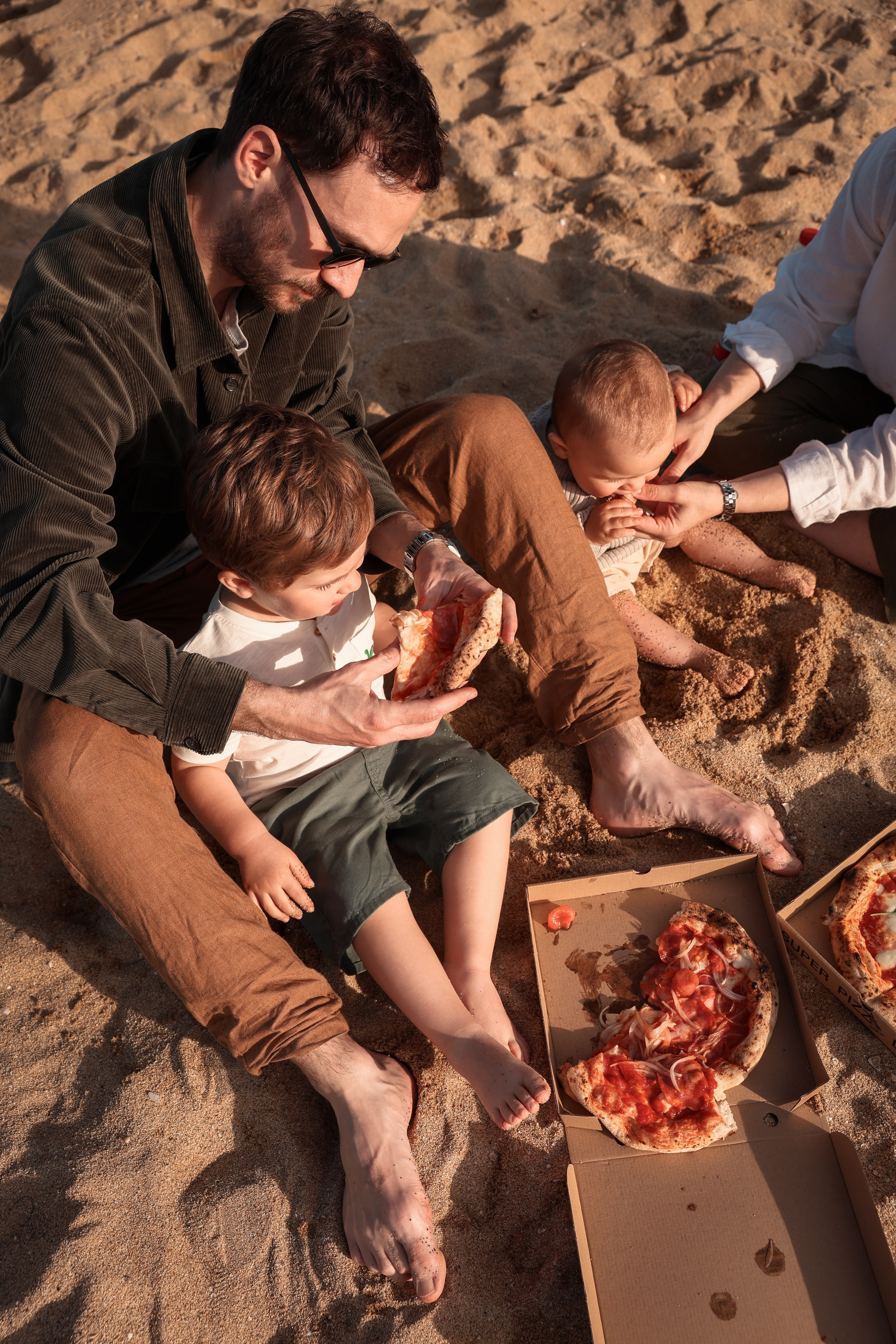 Family pizza at the sea. Natalia Zhuravleva|family, newborn, maternity photographer in Barcelona