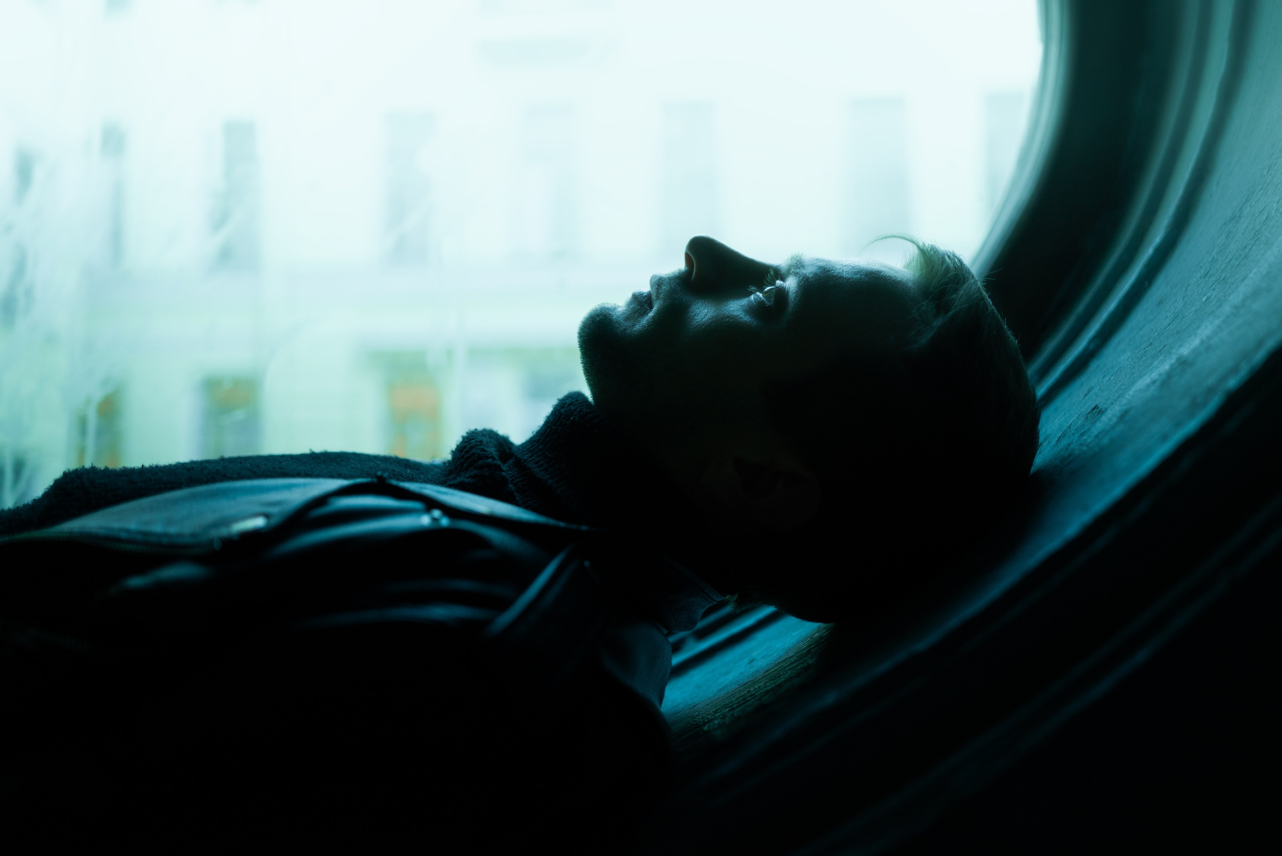 Актёр из сериала Дом ментов лежин на овальном окне в парадной доходного дома