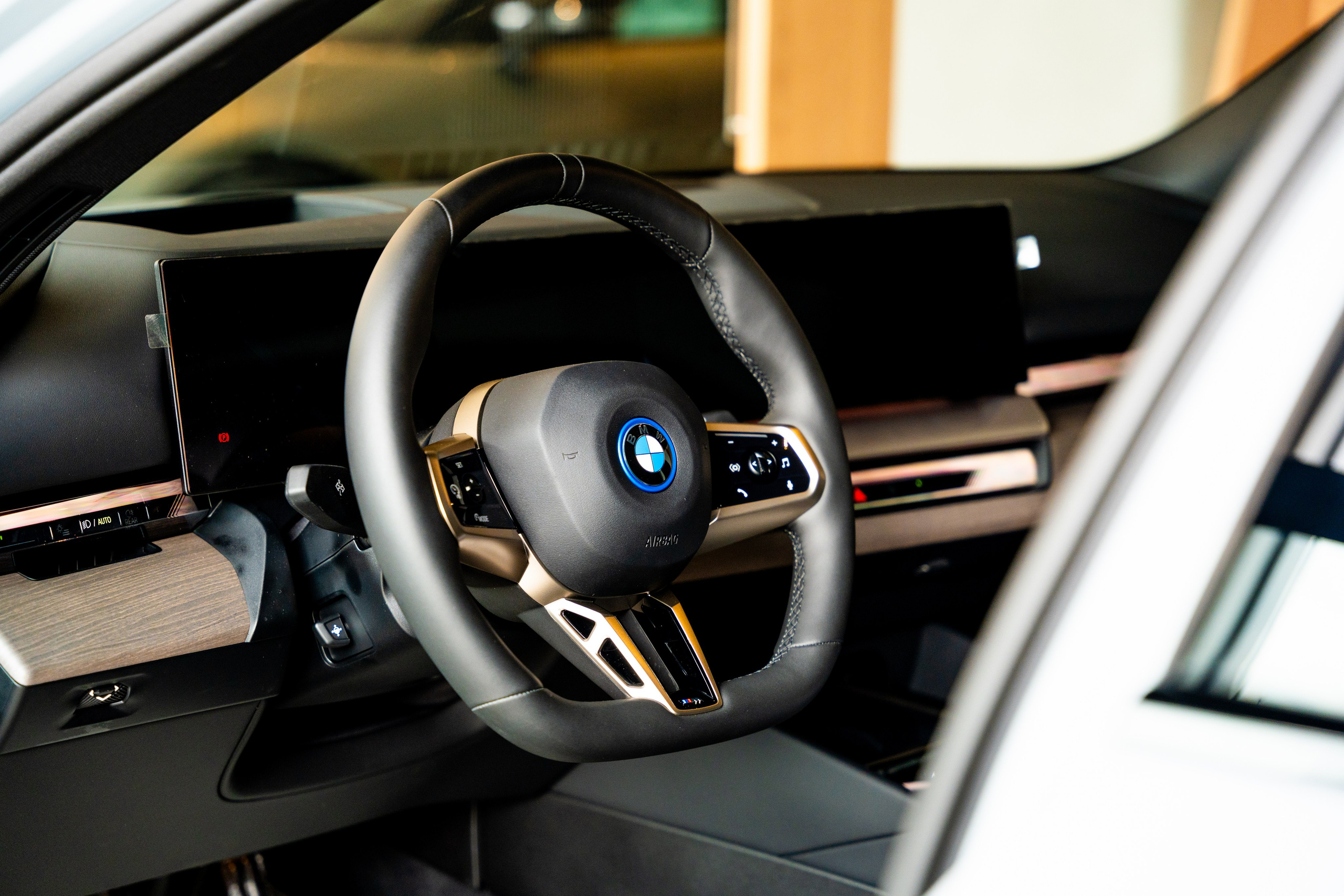 Интерьерная фотосъемка автосалона Elrus в Краснодаре. Zeekr, LiXiang Профессиональная фотосъемка интерьера премиум-автосалона в Краснодаре. Шедевры для Вас! Фотограф и Видеограф в Краснодаре Пахиев Руслан