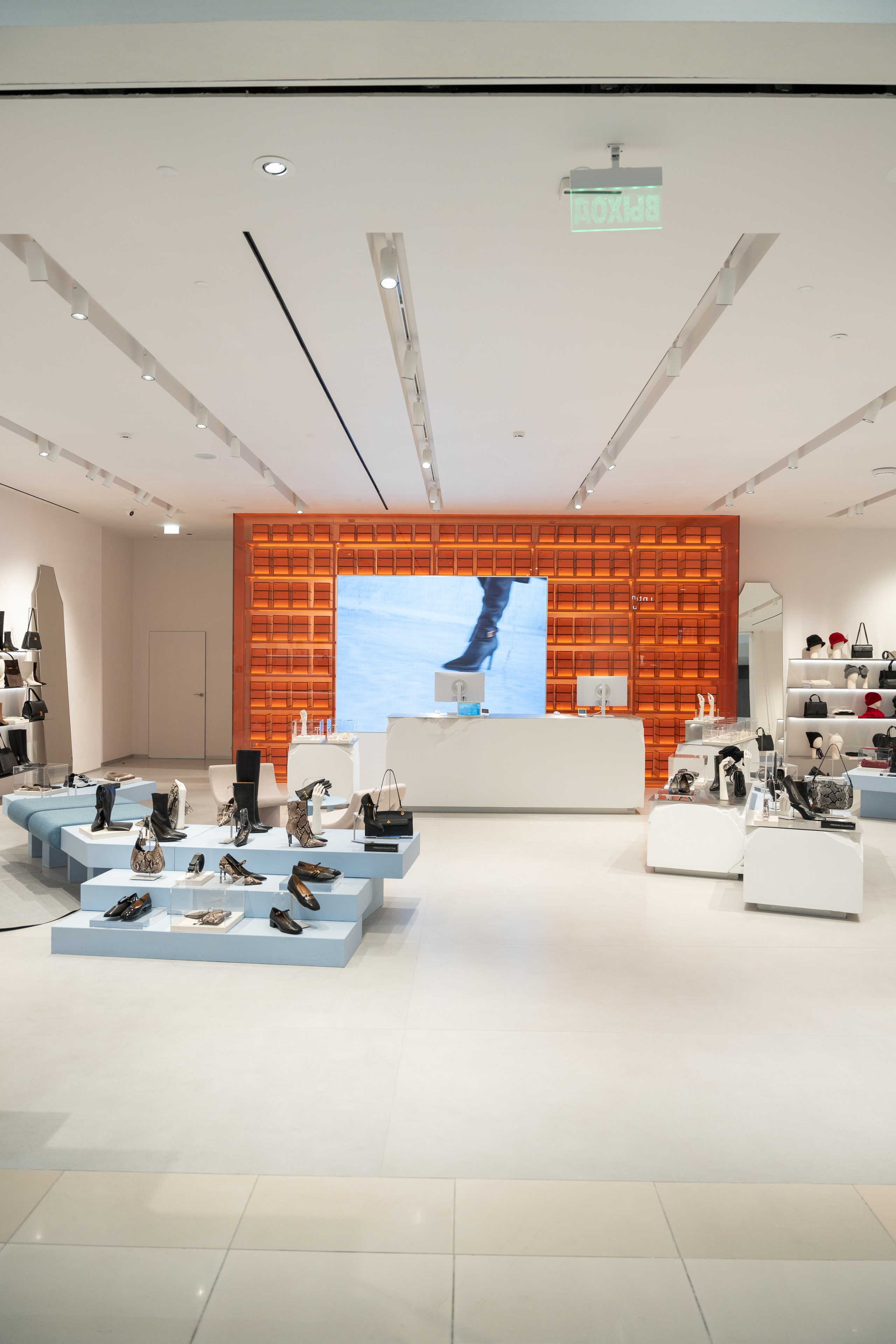 Интерьерная фотосъемка магазина Ekonika в Краснодаре — обувной бренд Профессиональная фотосъемка Ekonika — фирменный магазин в Краснодаре. Шедевры для Вас! Фотограф и Видеограф в Краснодаре Пахиев Руслан