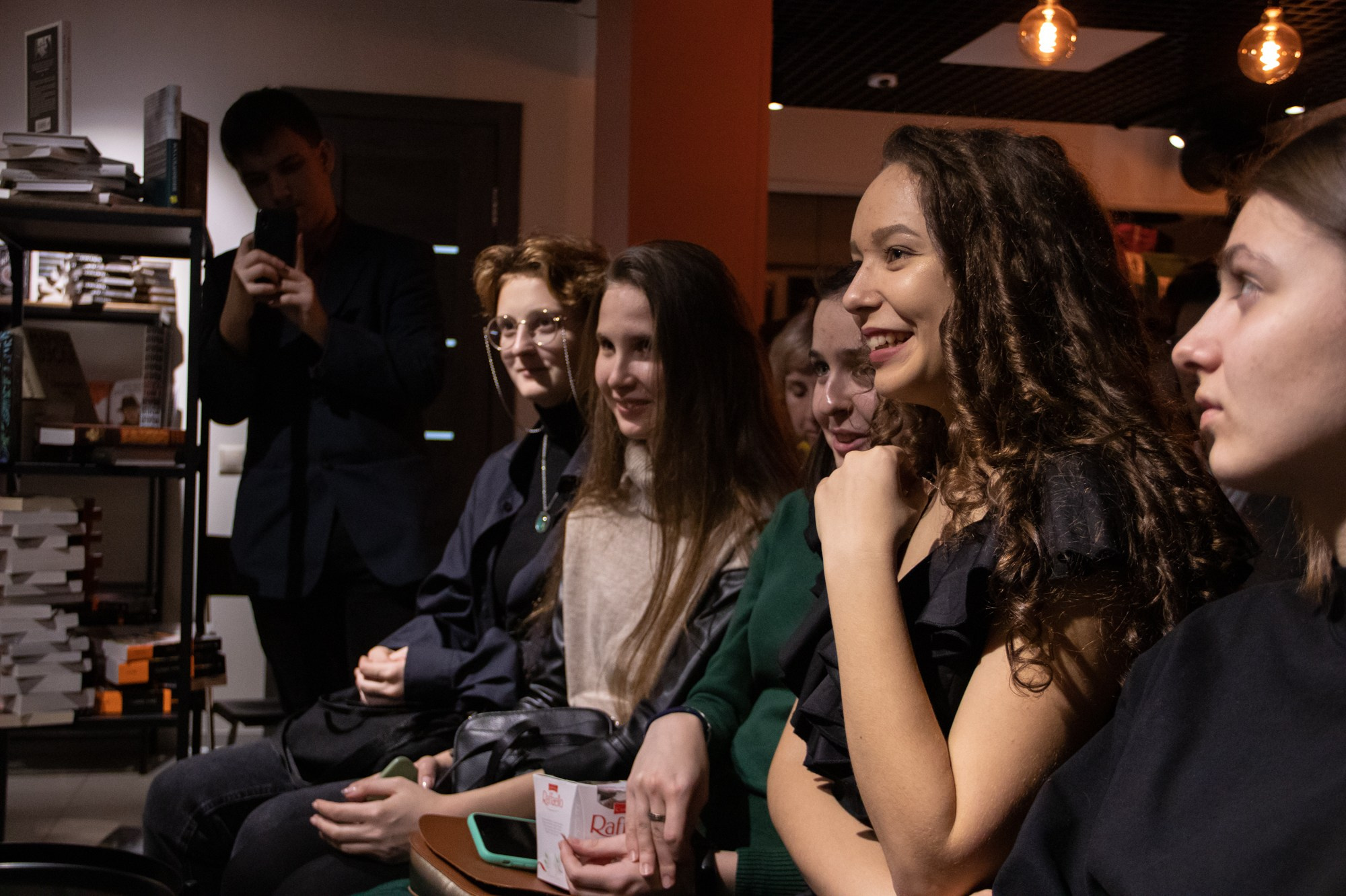 Презентация книги в кофейне «Издательство кофе». Репортажный, промышленный и маркетплейс-фотограф Дмитрий Чернат