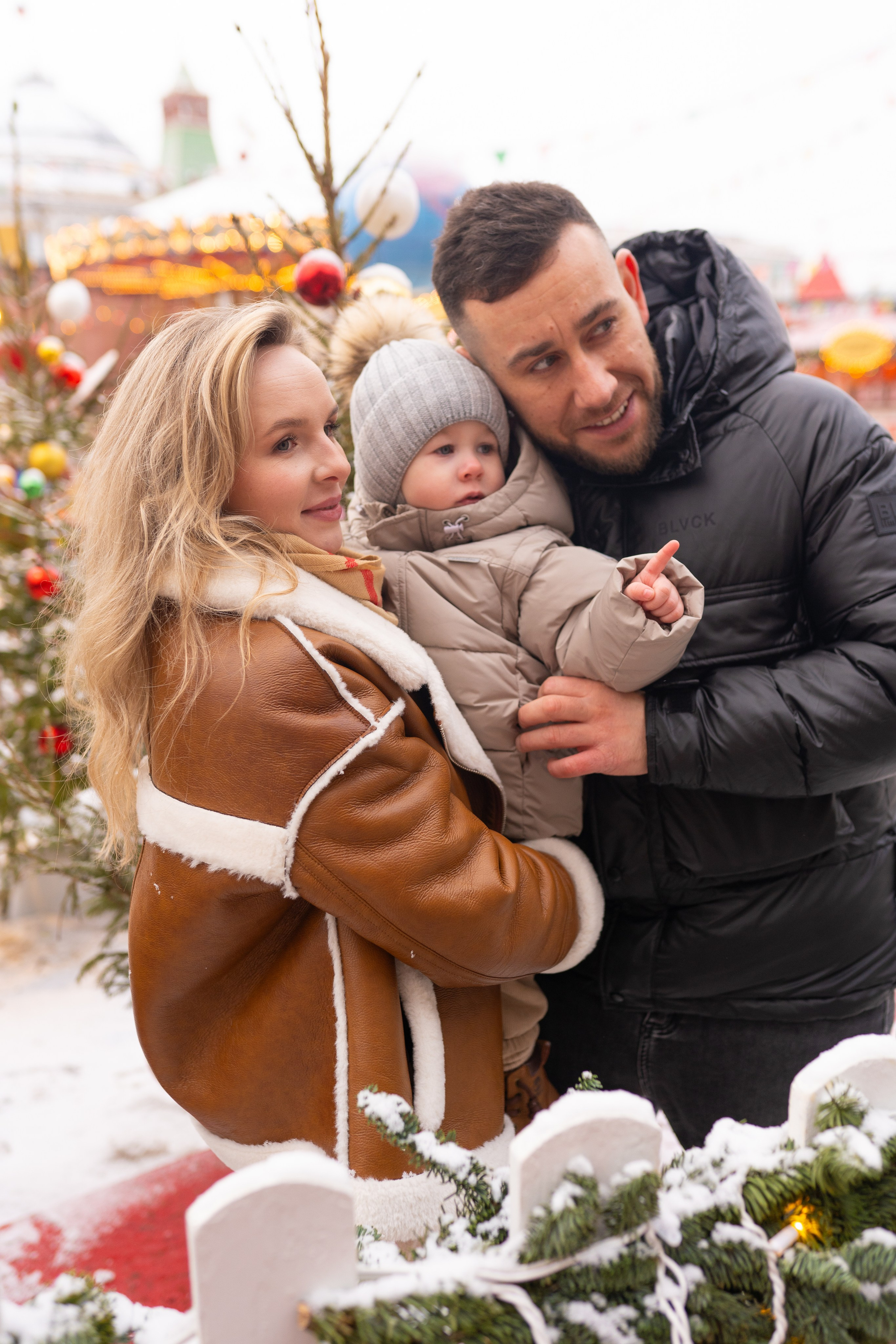 Павел, Егор и Наталия на ГУМ Ярмарке. Свадебный фотограф в Москве Анна Полушина