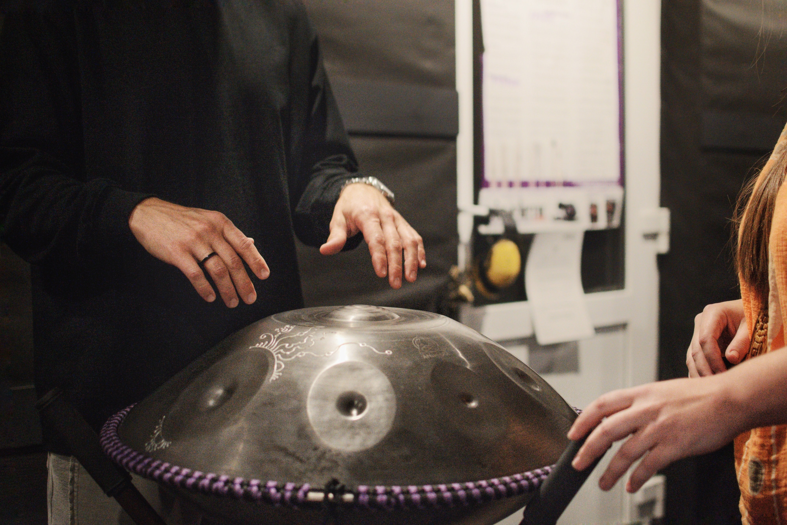 Фотосъемка мастер-класса по Хангдраму с Екатериной Князевой в школе барабанов Dedov.Drums Зеленоград. Предметный и контентный фотограф в Москве и Зеленограде Анастасиевская