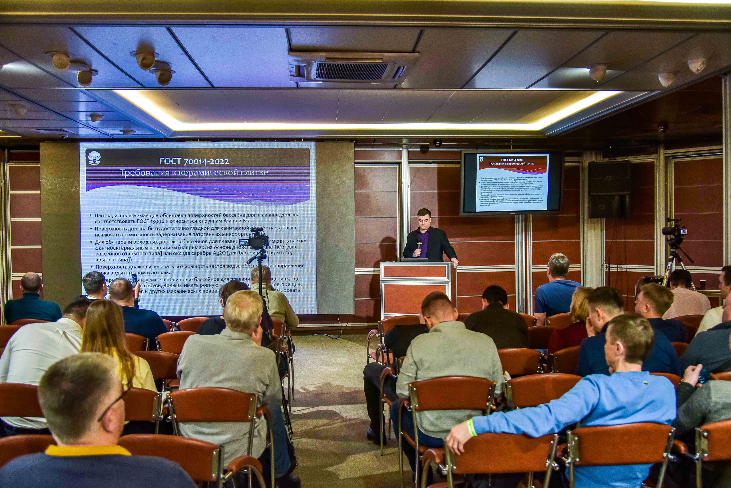 Выступление спикера на выставке в Москве, репортажная фотосъемка мероприятия передает атмосферу мероприятия.