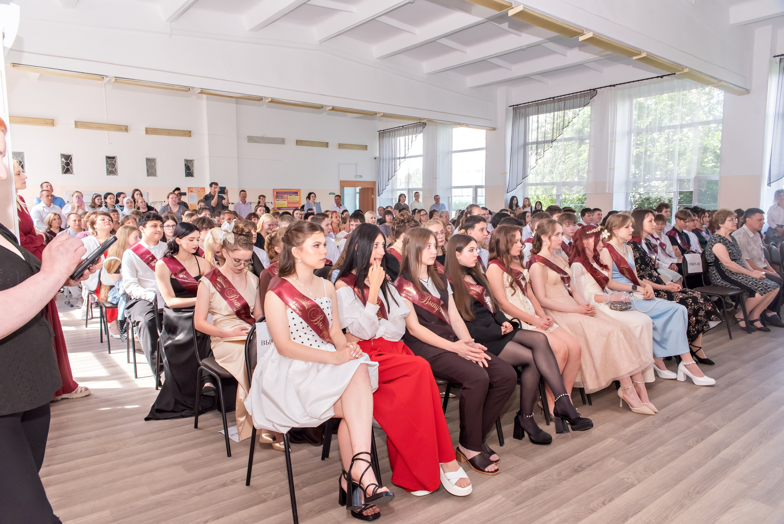 Выпускной школы № 3 вручение аттестатов в актовом зале. Свадебный и семейный фотограф в Кыштыме Челябинске Марина Шигапова