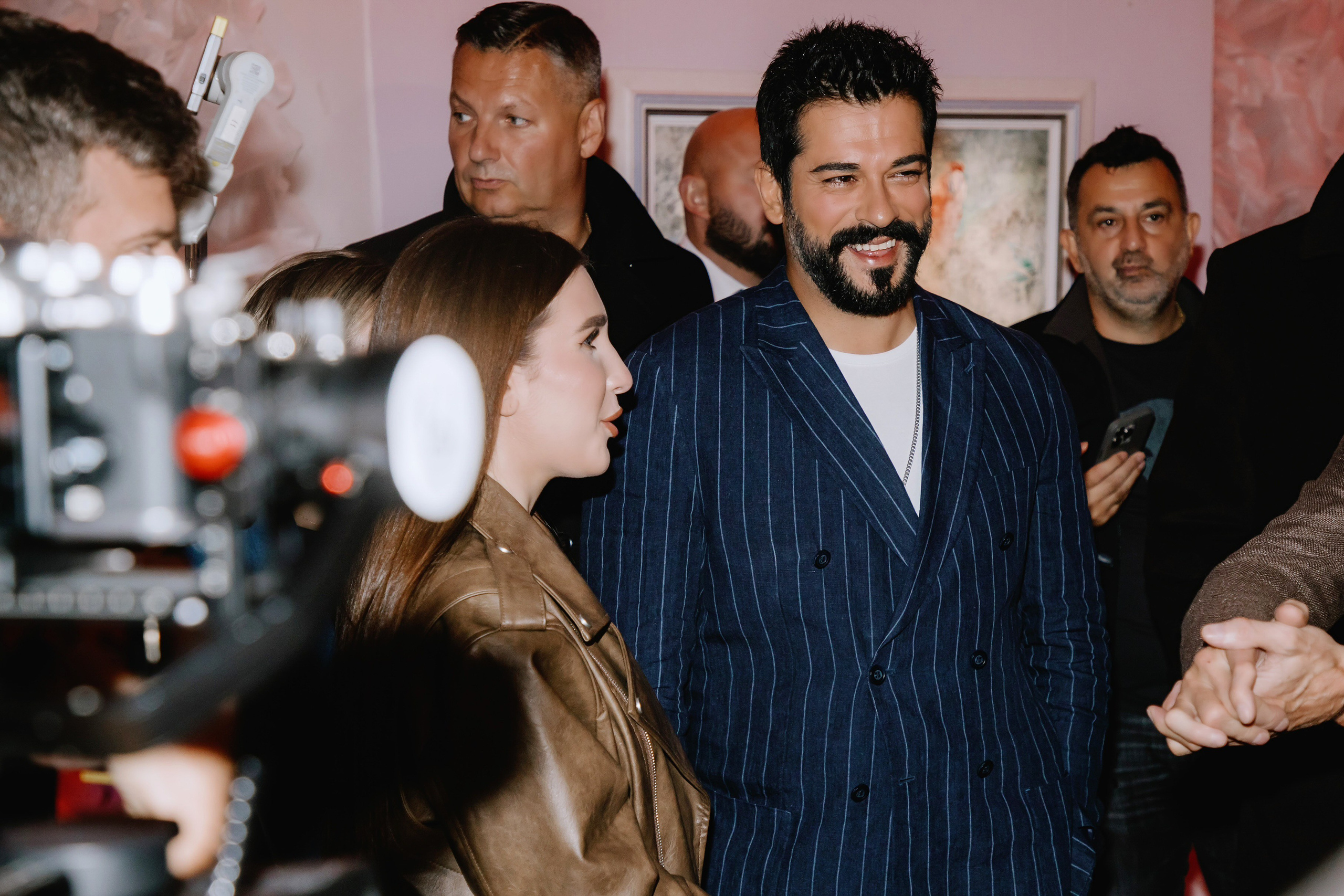 Бурак Озчивит посетил выставку Никаса Сафронова. Фотограф в Москве и Санкт-Петербурге Дарина