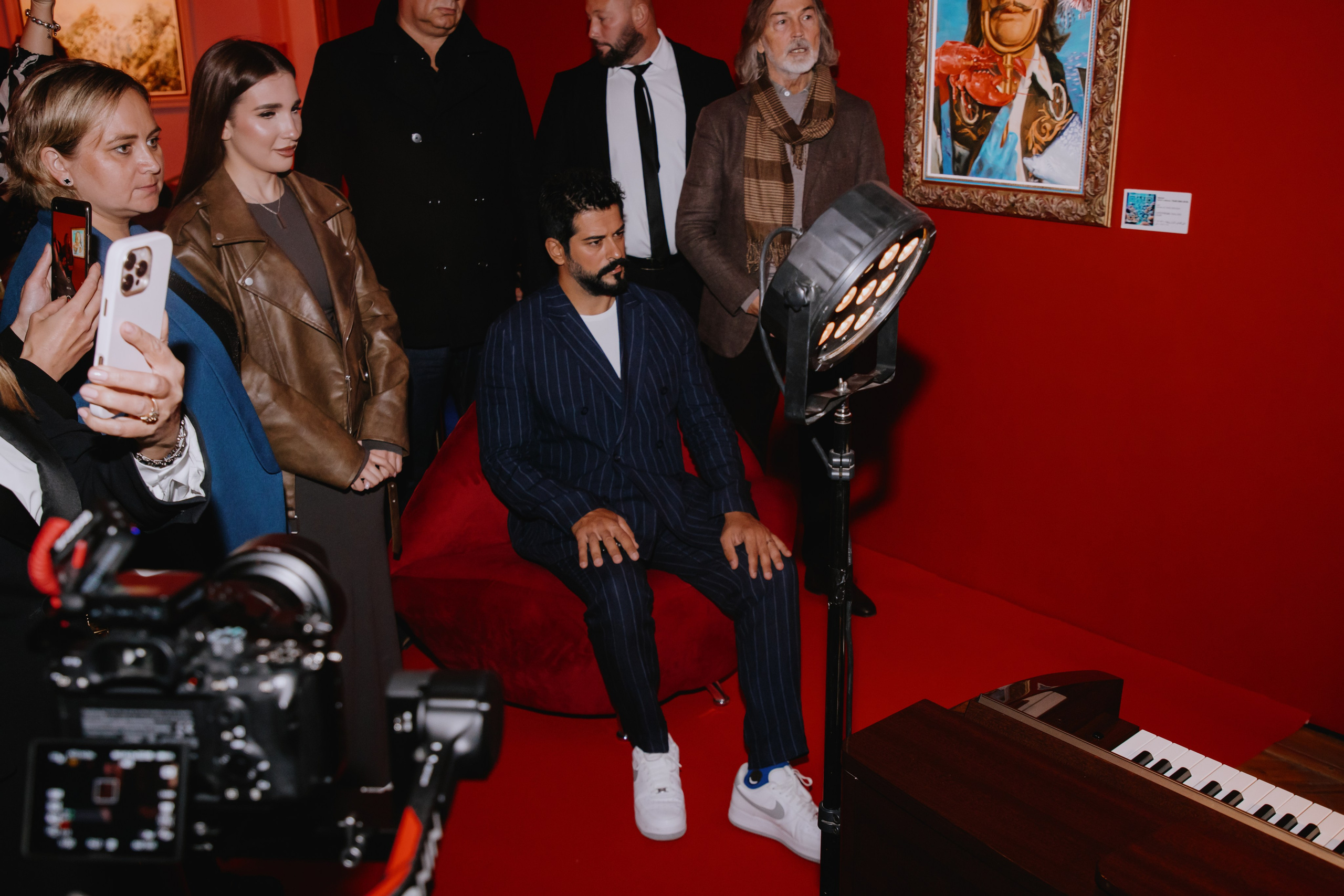 Бурак Озчивит посетил выставку Никаса Сафронова. Фотограф в Москве и Санкт-Петербурге Дарина