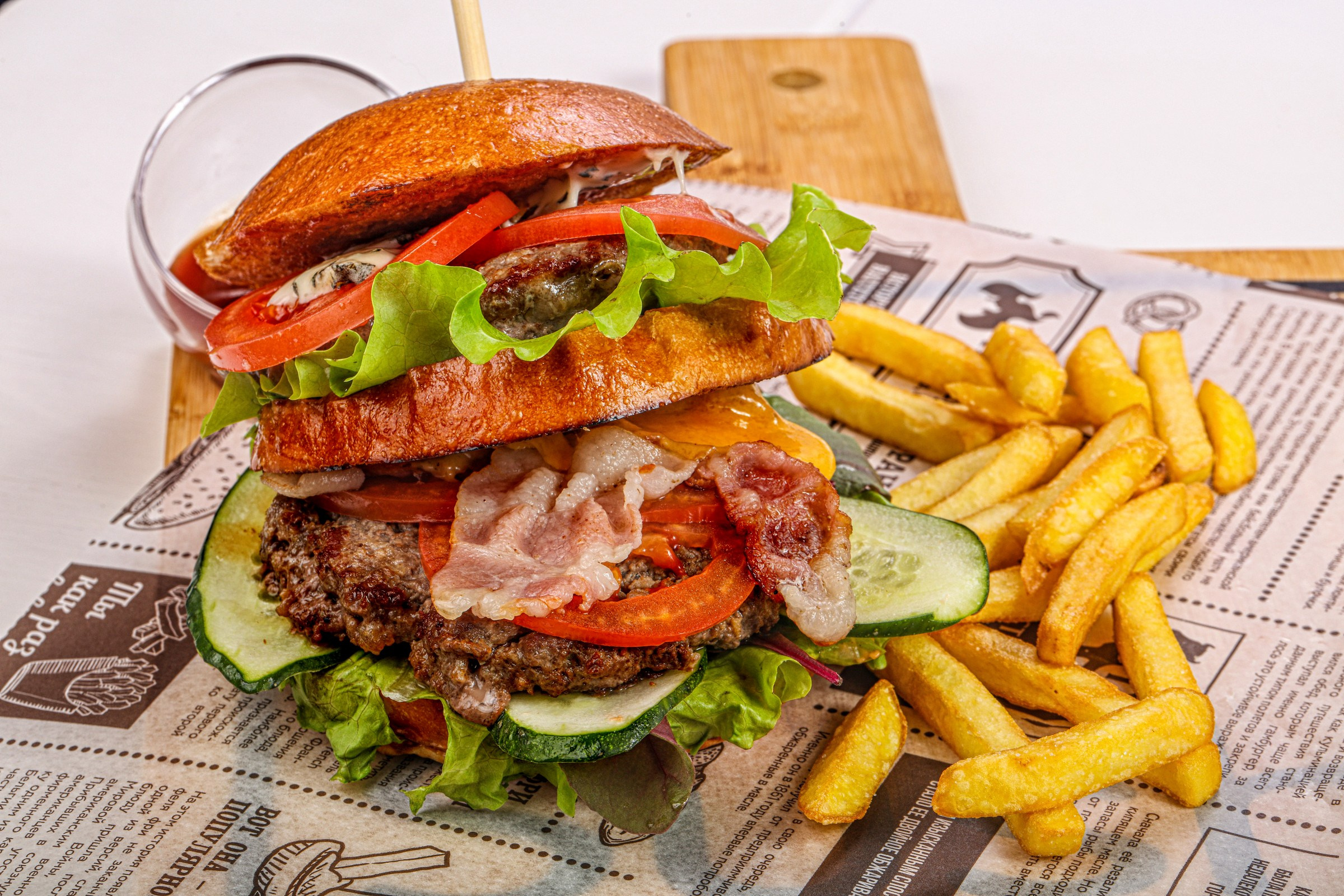 Фотосъемка бургеров и гамбургеров. Заказ по тел.: +7 (906) 006-90-22. Фуд-фотограф Андрей Старостин — съемка еды в Москве. 9000 руб. в час