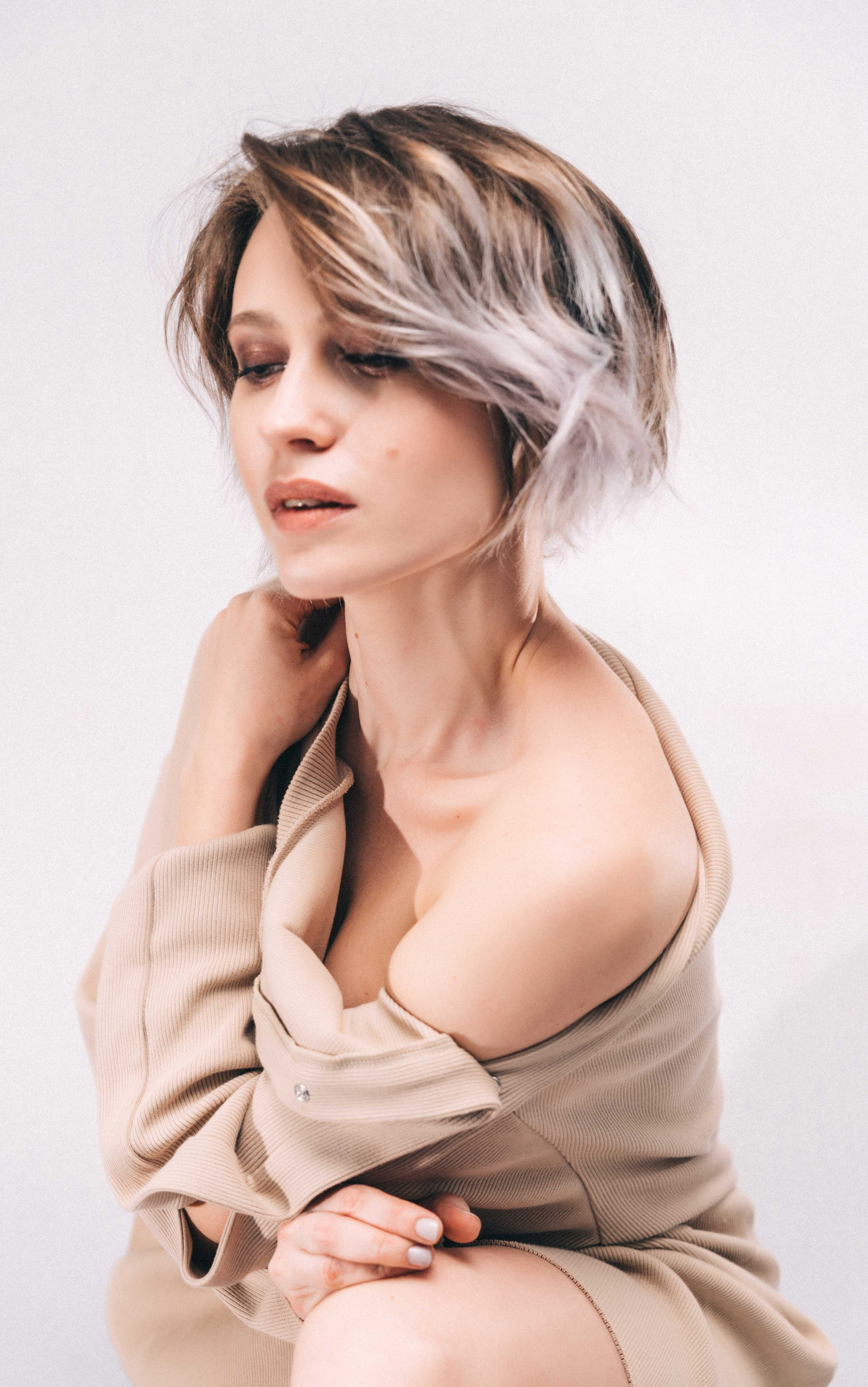 Саша и вино | портреты на белом фоне. Фотограф и видеограф в Москве и Абу Даби Мария Кулагина