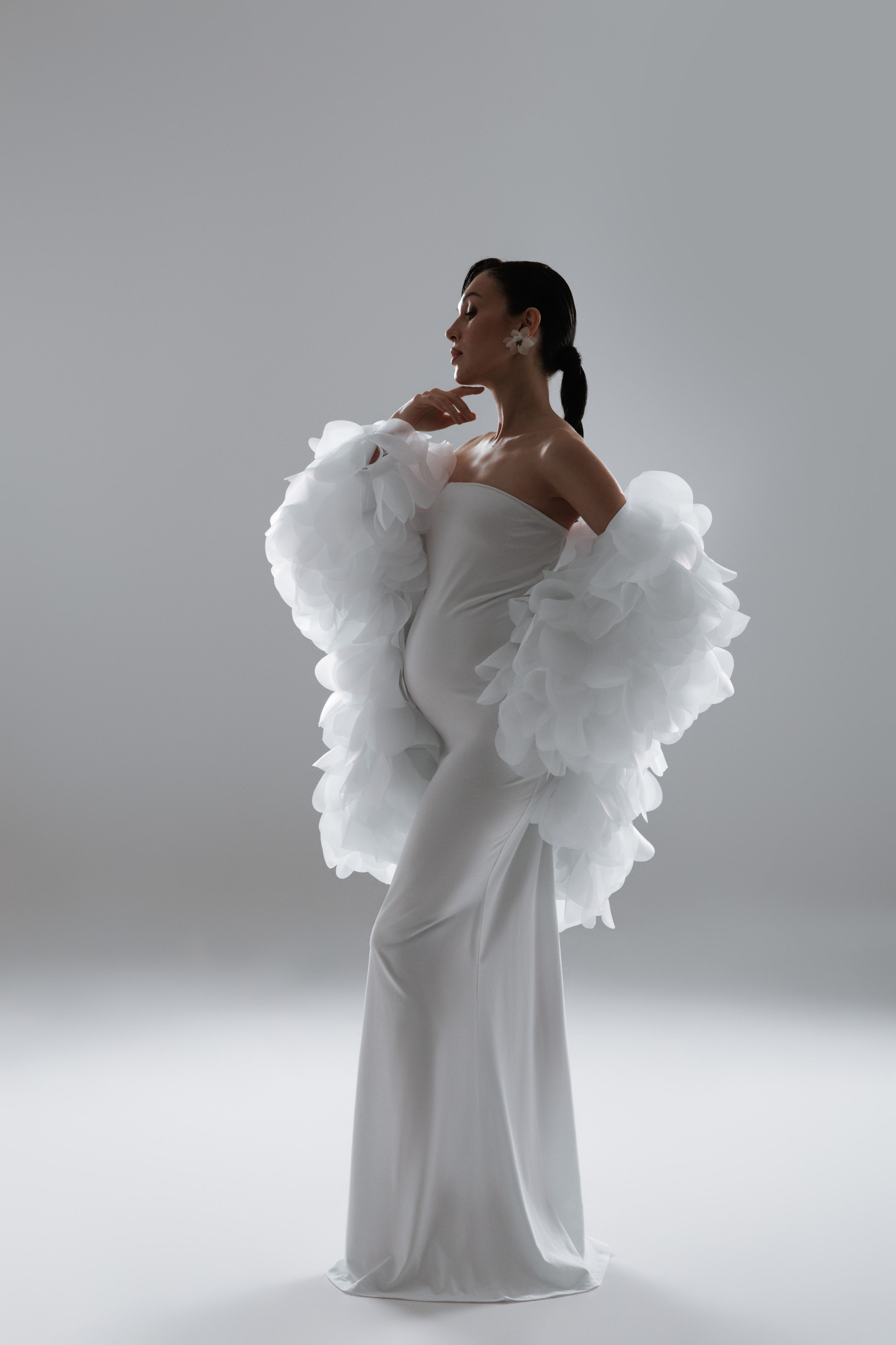 Фотограф беременности Оренбург, беременная в длинном белом платье