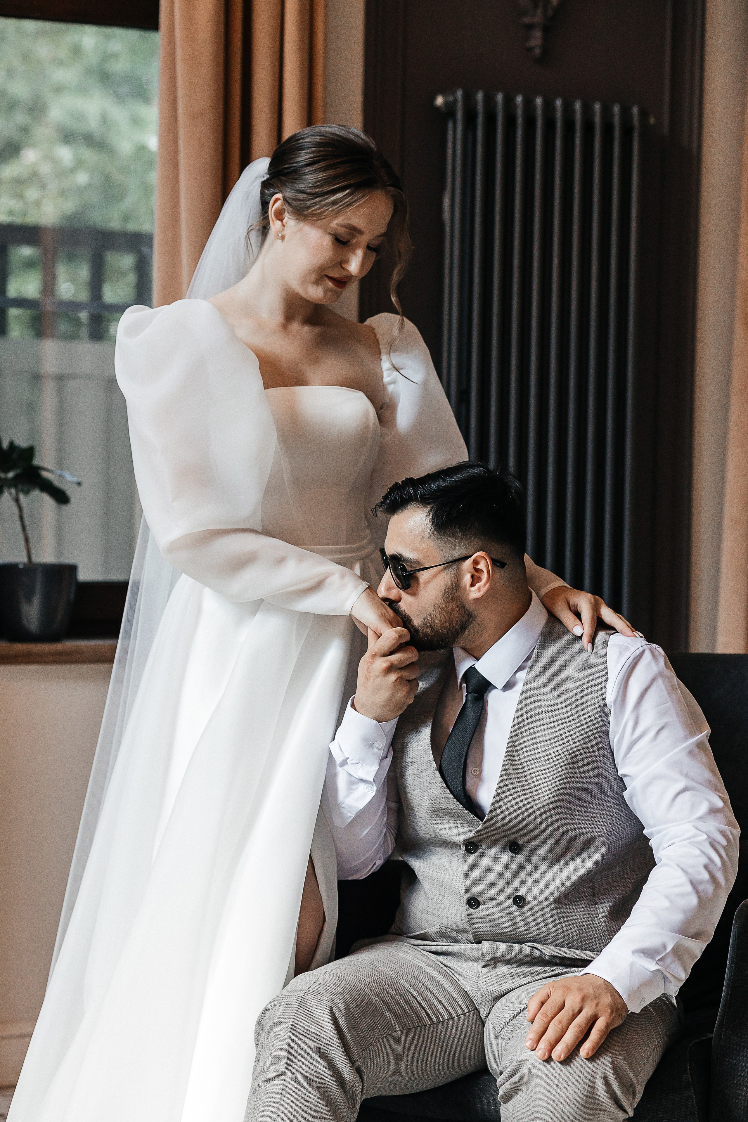 Свадебная фотосессия пары в номере отеля. Олег Сверчков | Свадебный фотограф Вологда