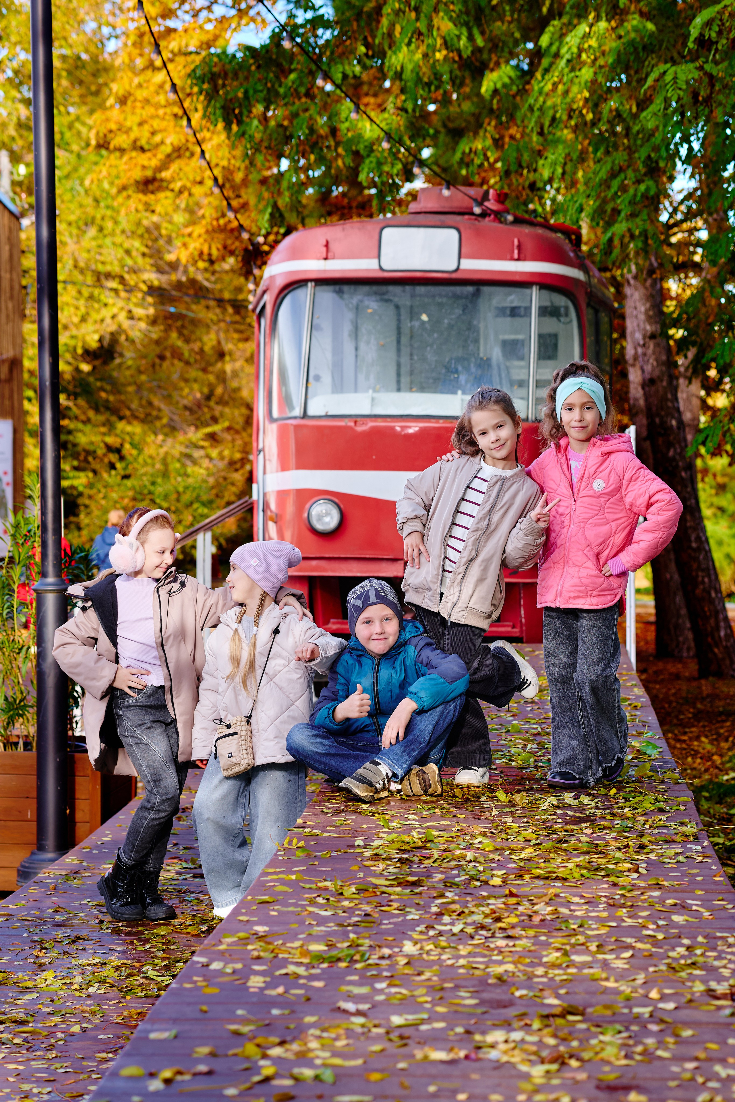 Прогулка в парке классом. Фотограф Выпускные альбомы Таганрог Сергей Коробченко