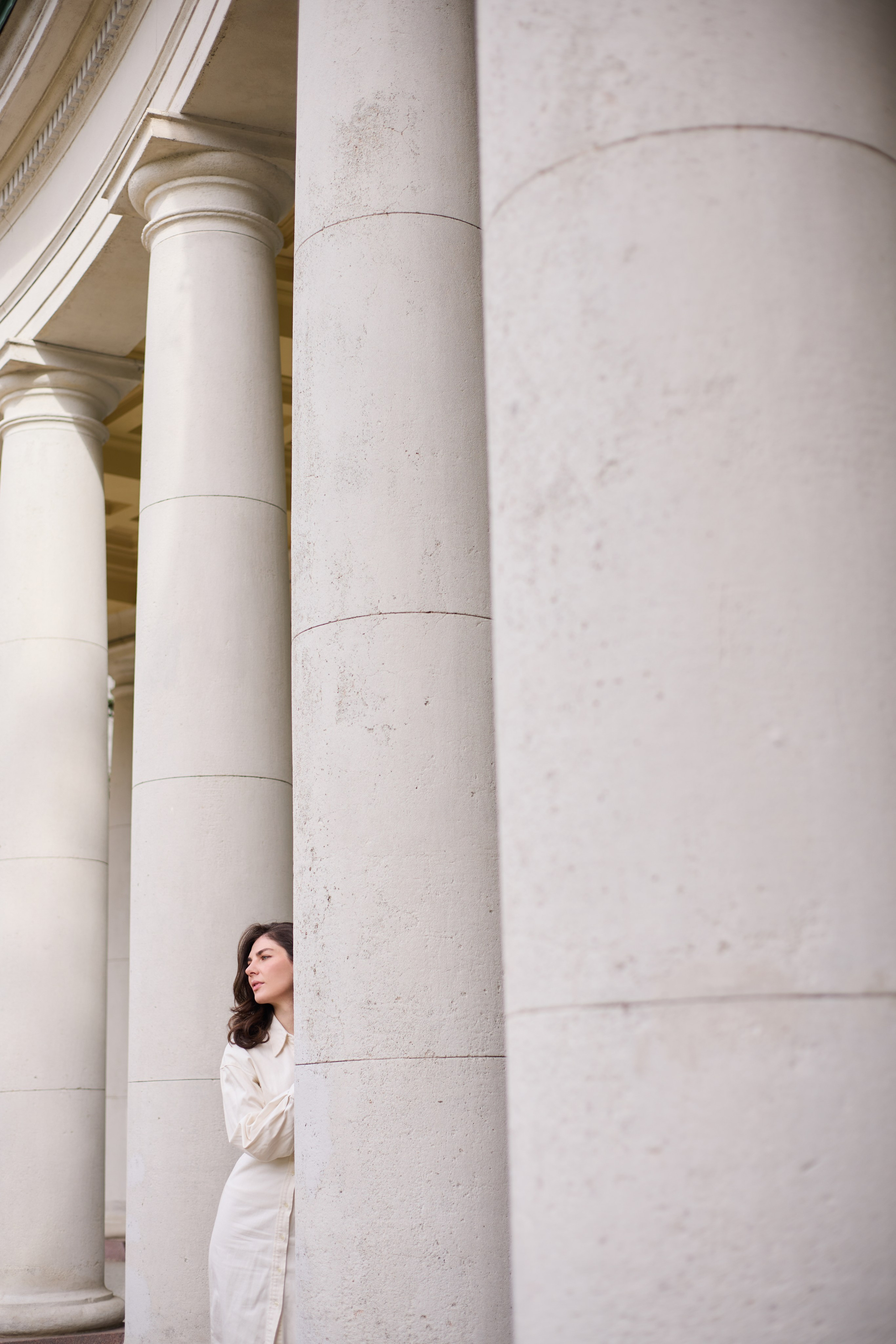 Фотосессия в Архангельском с Астой Габлия в белом платье между высоких белых колон