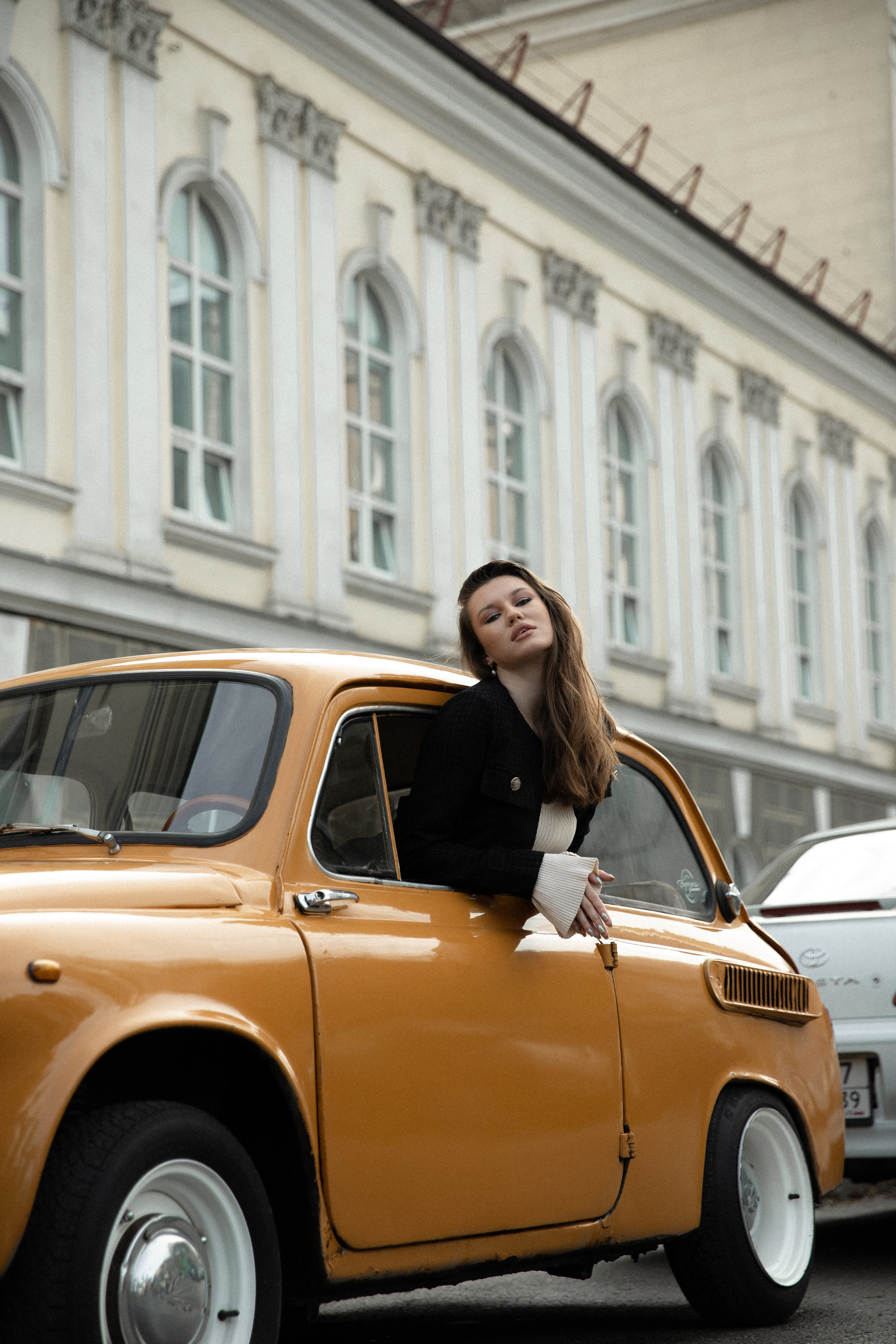 Женская фотосессия с ретро авто. Свадебный фотограф Бакрымова Валентина