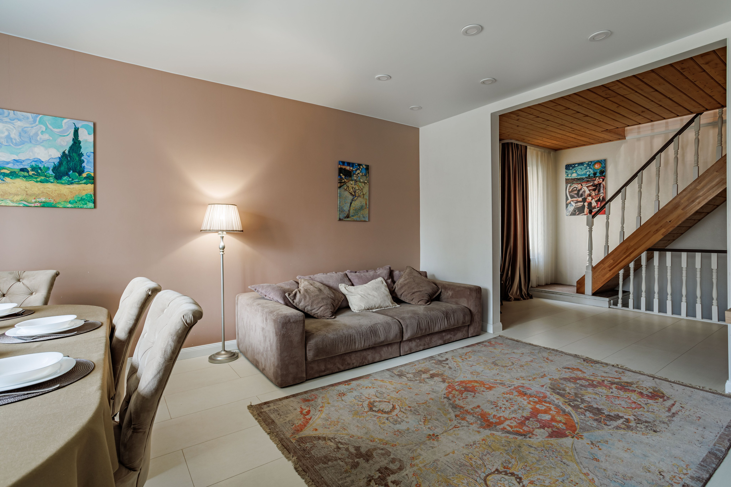 В современном мире аренда жилья на короткий срок становится все более популярной. Это фрагмент фотосъемки дома для посуточной аренды в городе Владимире