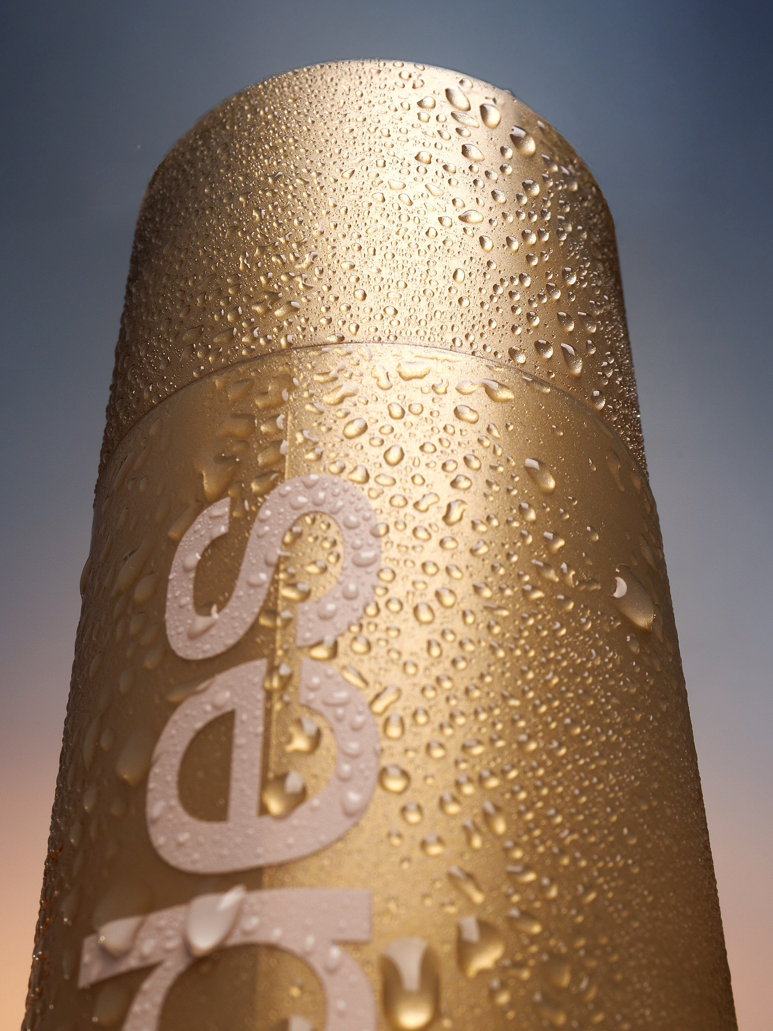 Макросъемка капель воды на флаконе шампуня.