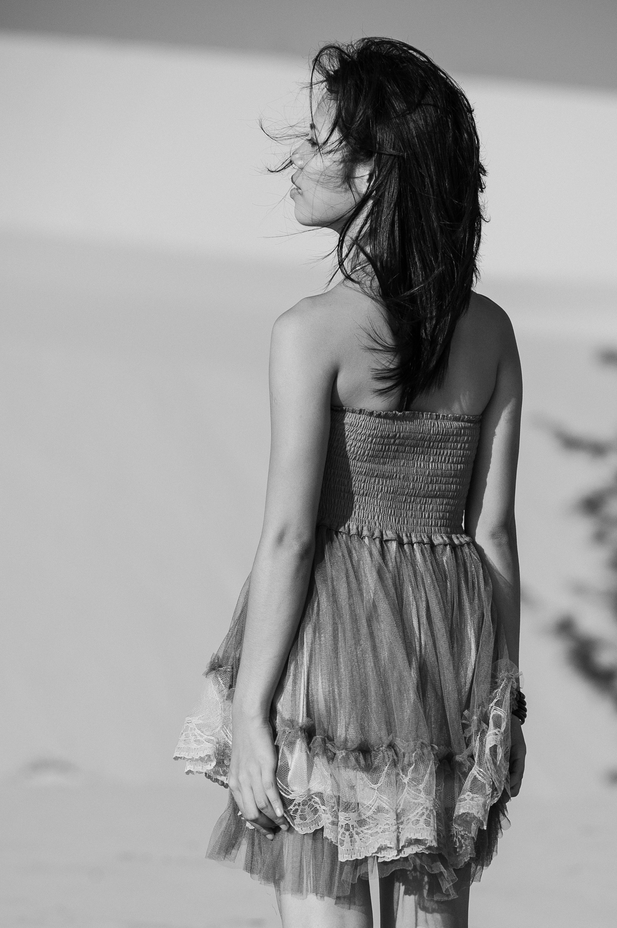 Черно-белое фото молодой вьетнамской девушки в дюнах Муине, Вьетнам