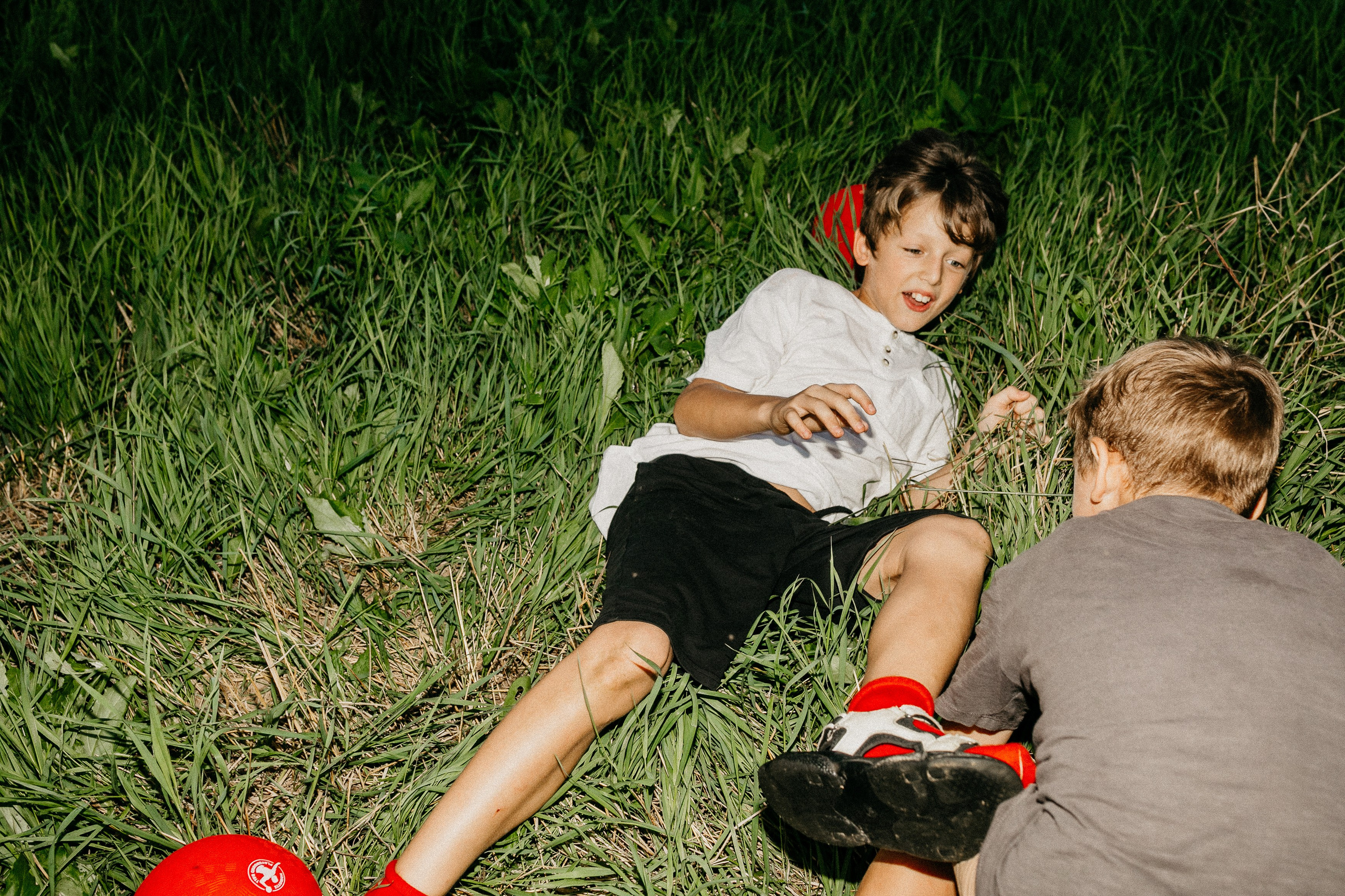 Фотосессия с красными мячами. Семейный фотограф Маша Тимофеева | Москва