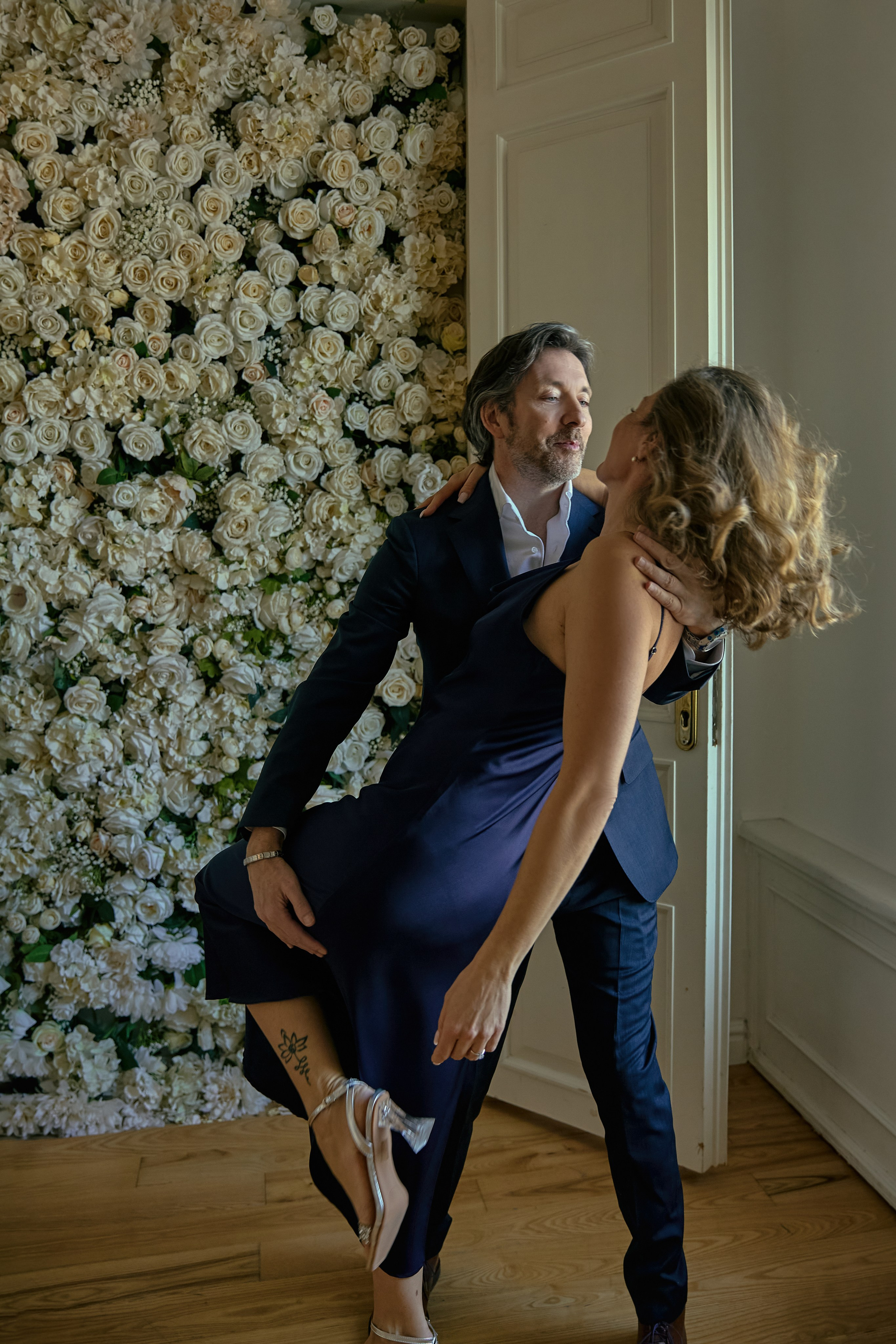 Танцующая пара 50+ в фотостудии с цветами 