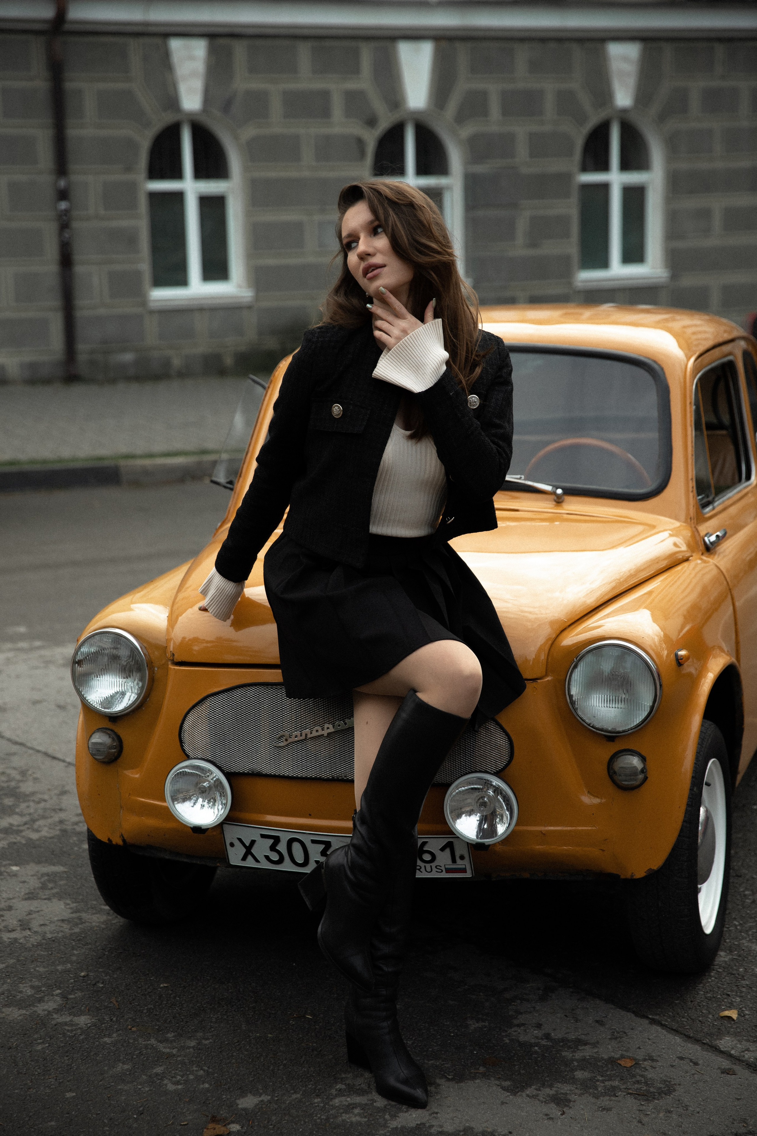 Женская фотосессия с ретро авто. Свадебный фотограф Бакрымова Валентина