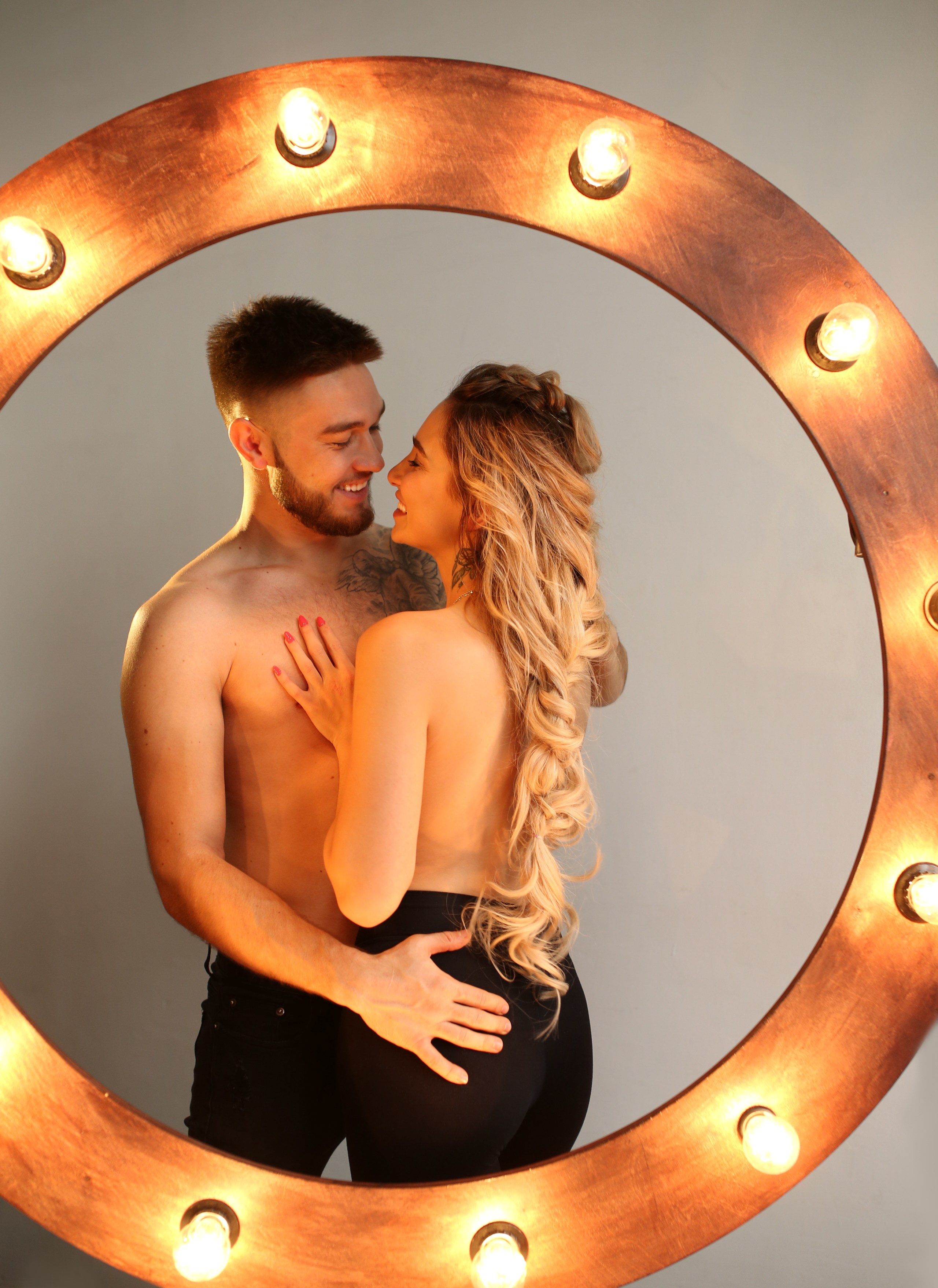 Love Story для пары. Фотосессия в студии в Москве от профессионального фотографа услуги по доступным ценам