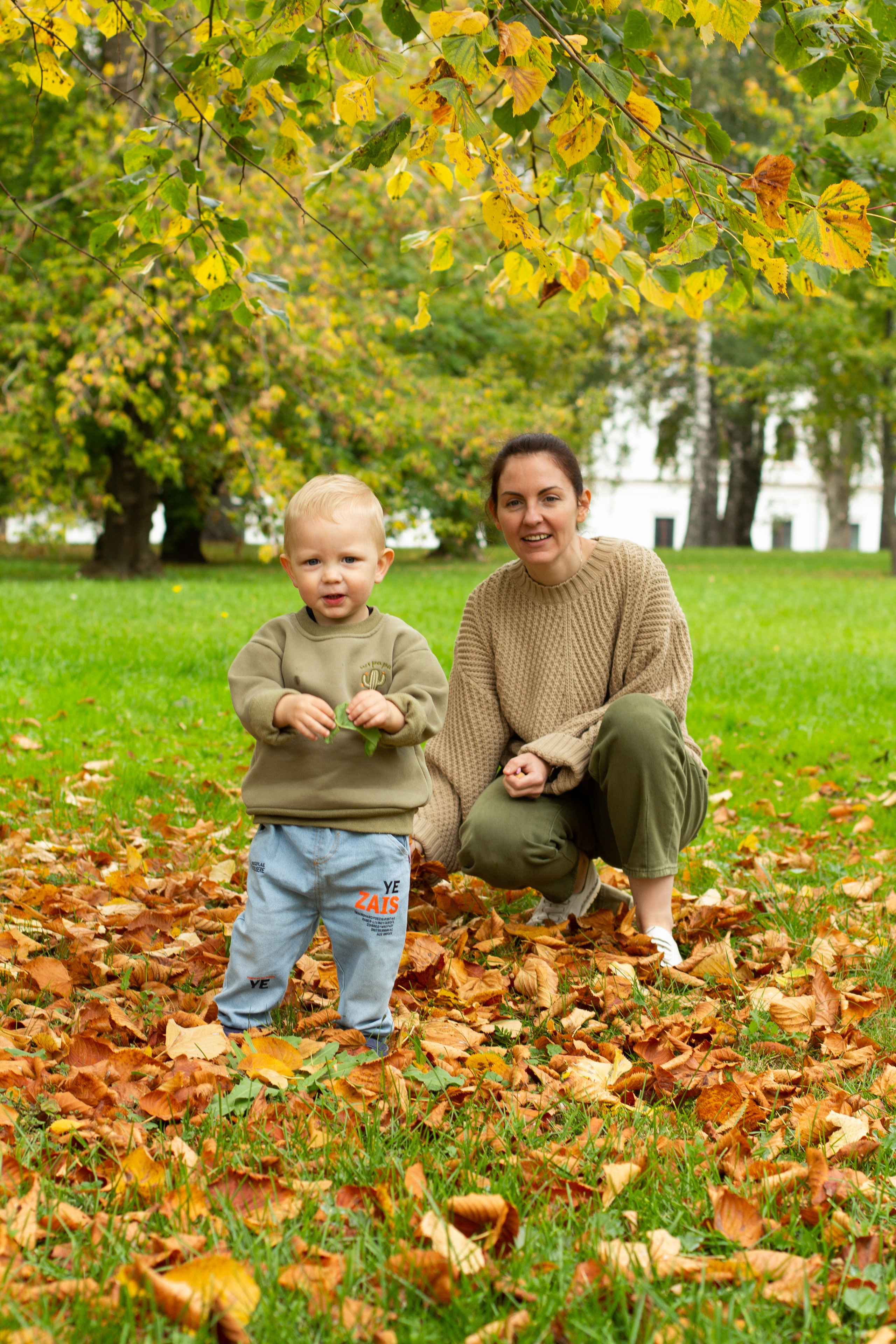 Уличная фотосессия мама и малыш. Детский и семейный фотограф в Москве и МО