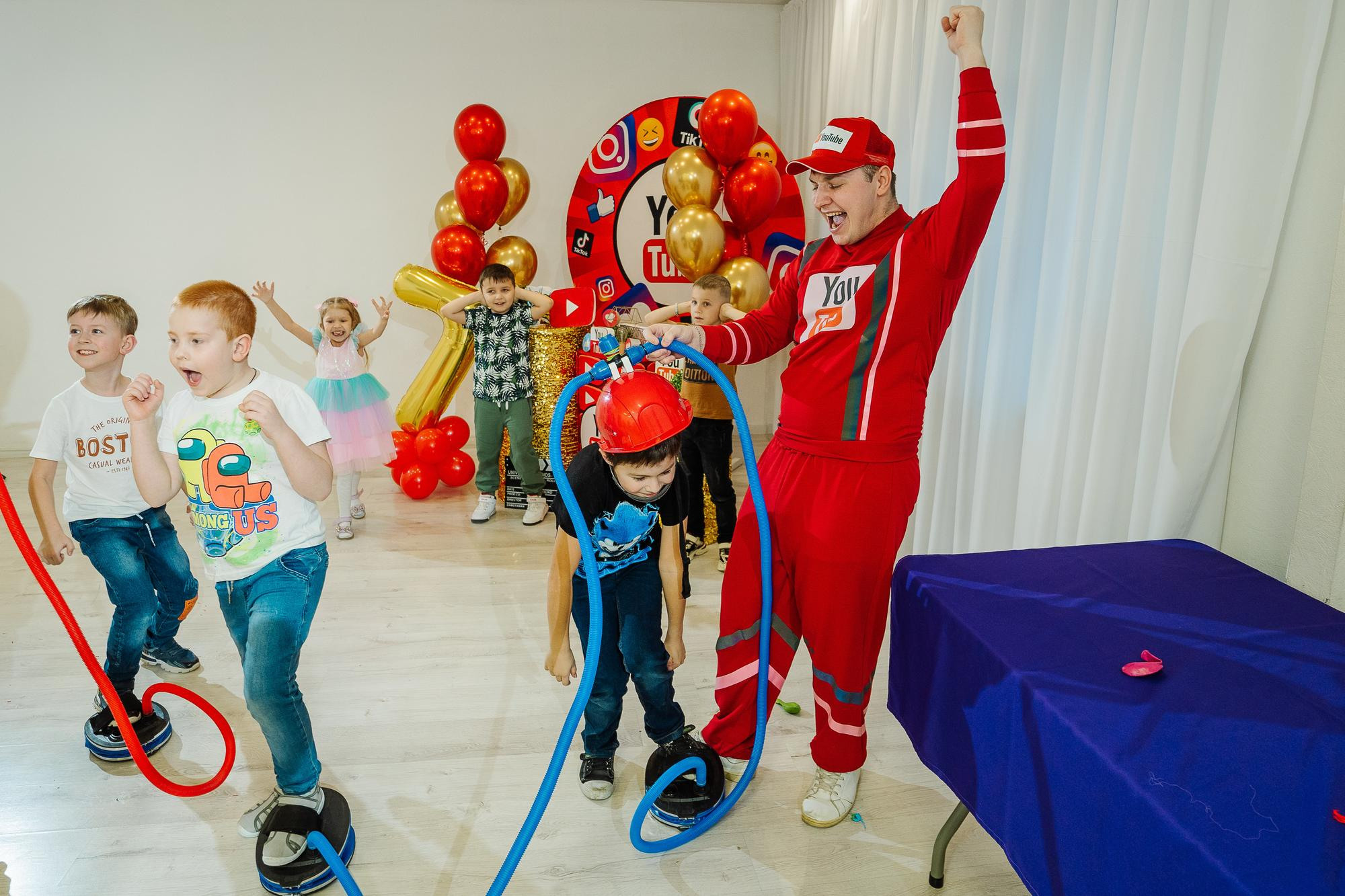 Фабрика карнавалa