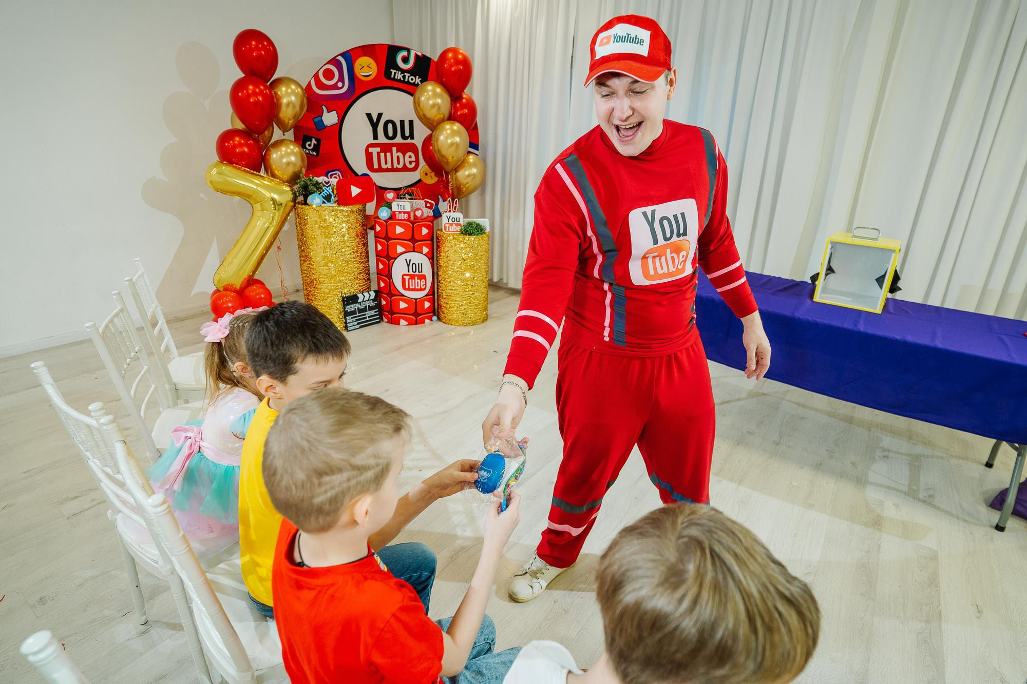 Фабрика карнавалa