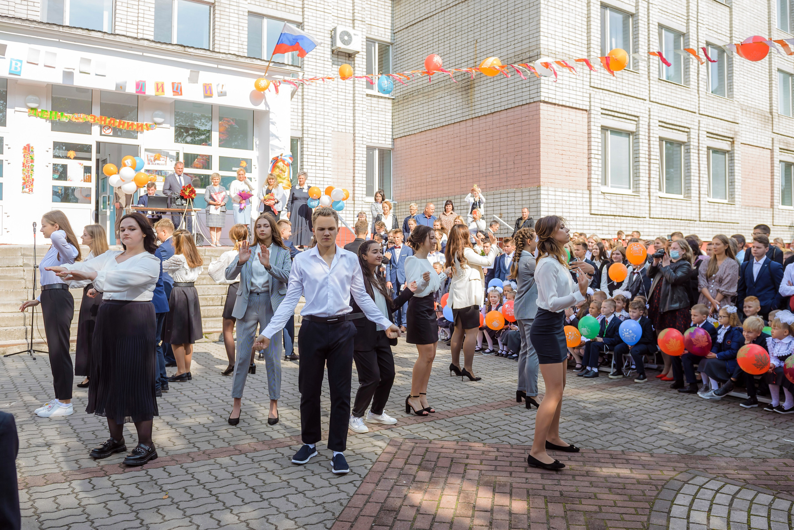 Линейка 11-е классы 2023. Фотограф Галина Лисанова, г. Брянск