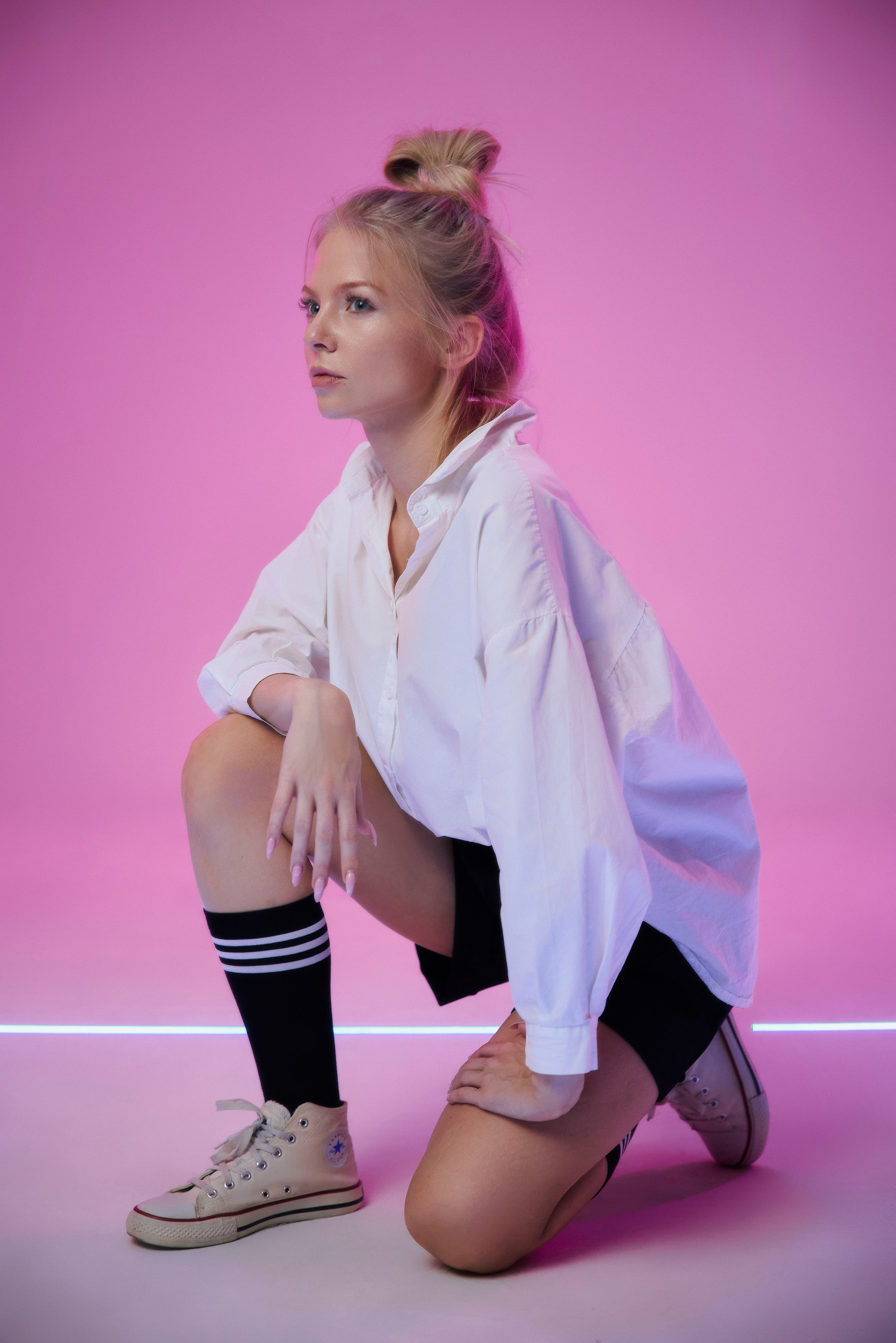 студийная съемка с лазером съемка девушки в шортах на цветном фоне съемка на циклораме фотограф питер санкт-петербург