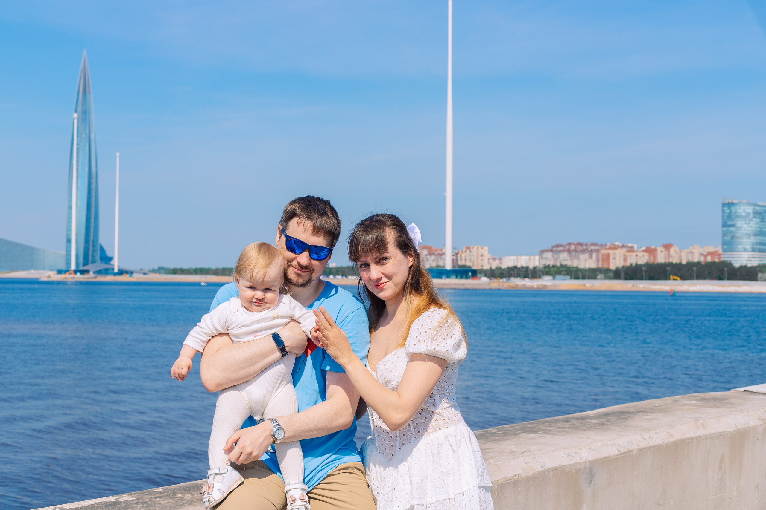 Семейная фотосессия летом в солнечный день в Санкт-Петербурге с видом на Лахту. Фотограф в Санкт-Петербурге, Анна Скворцова