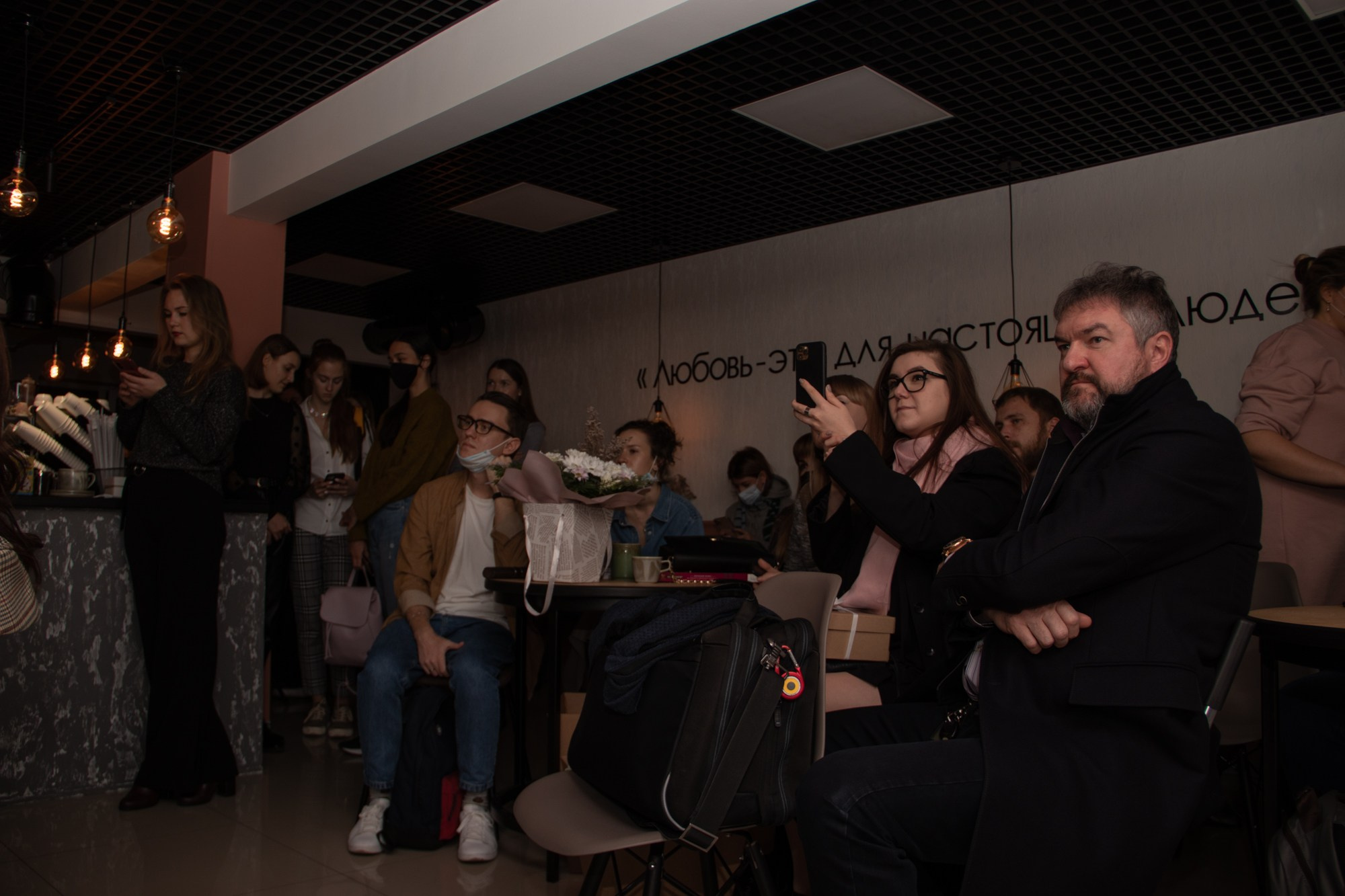 Презентация книги в кофейне «Издательство кофе». Репортажный, промышленный и маркетплейс-фотограф Дмитрий Чернат