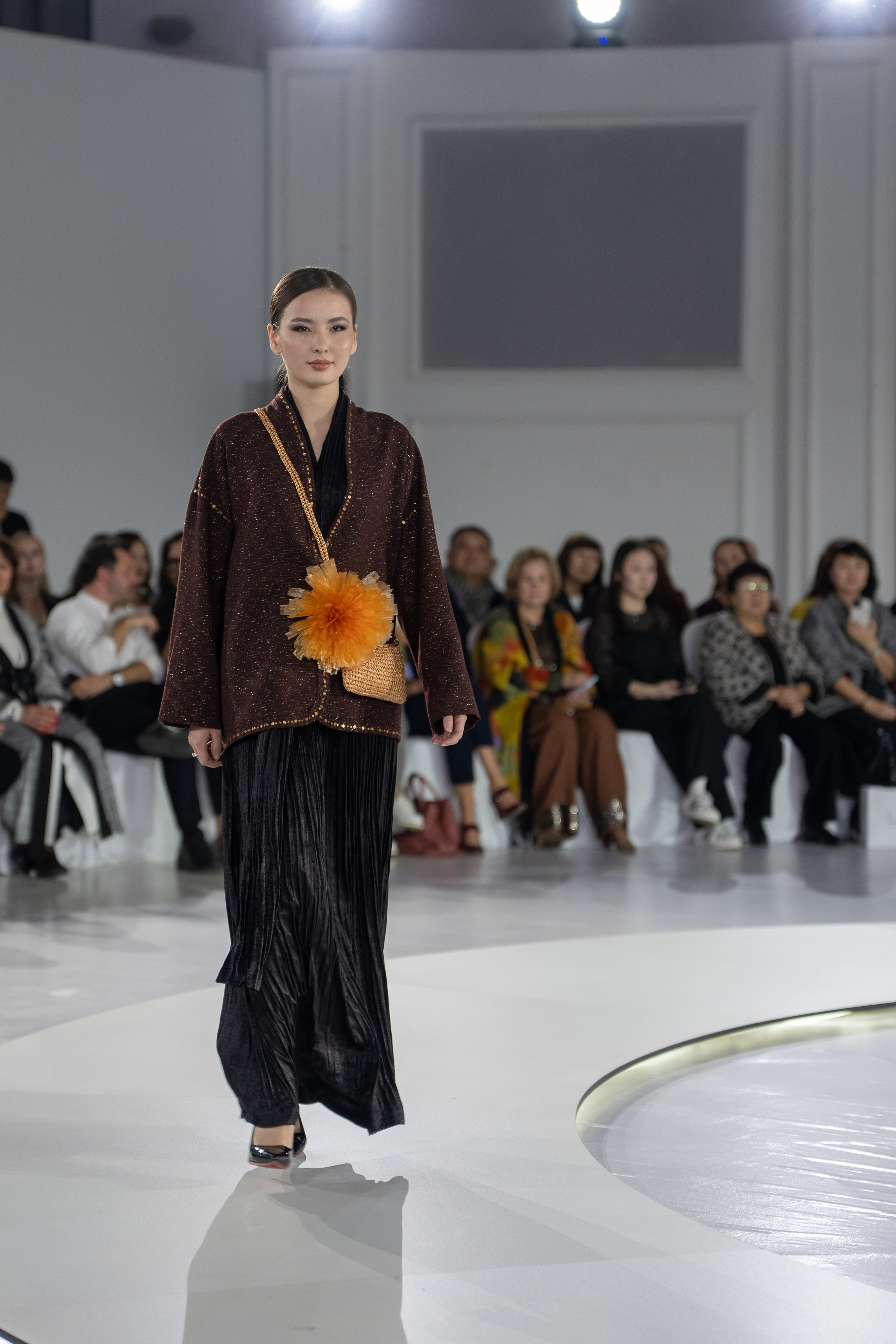 Дизайнер Yerlan Zholdas bek. Сайт Алматинского НЮ АРТ, будуар и фэшн фотографа Дениса Карпенко